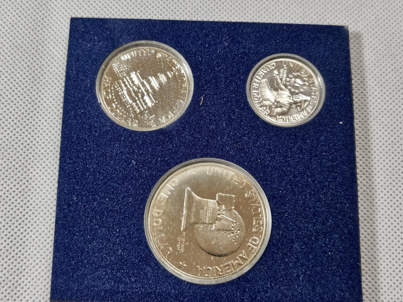  甄臻铺-世界币章拍卖（第15期）套币，现代银币专场。送拍享返佣金等优惠多多 美国1976年盒装建国精制纪念银币3枚套，几乎未氧化