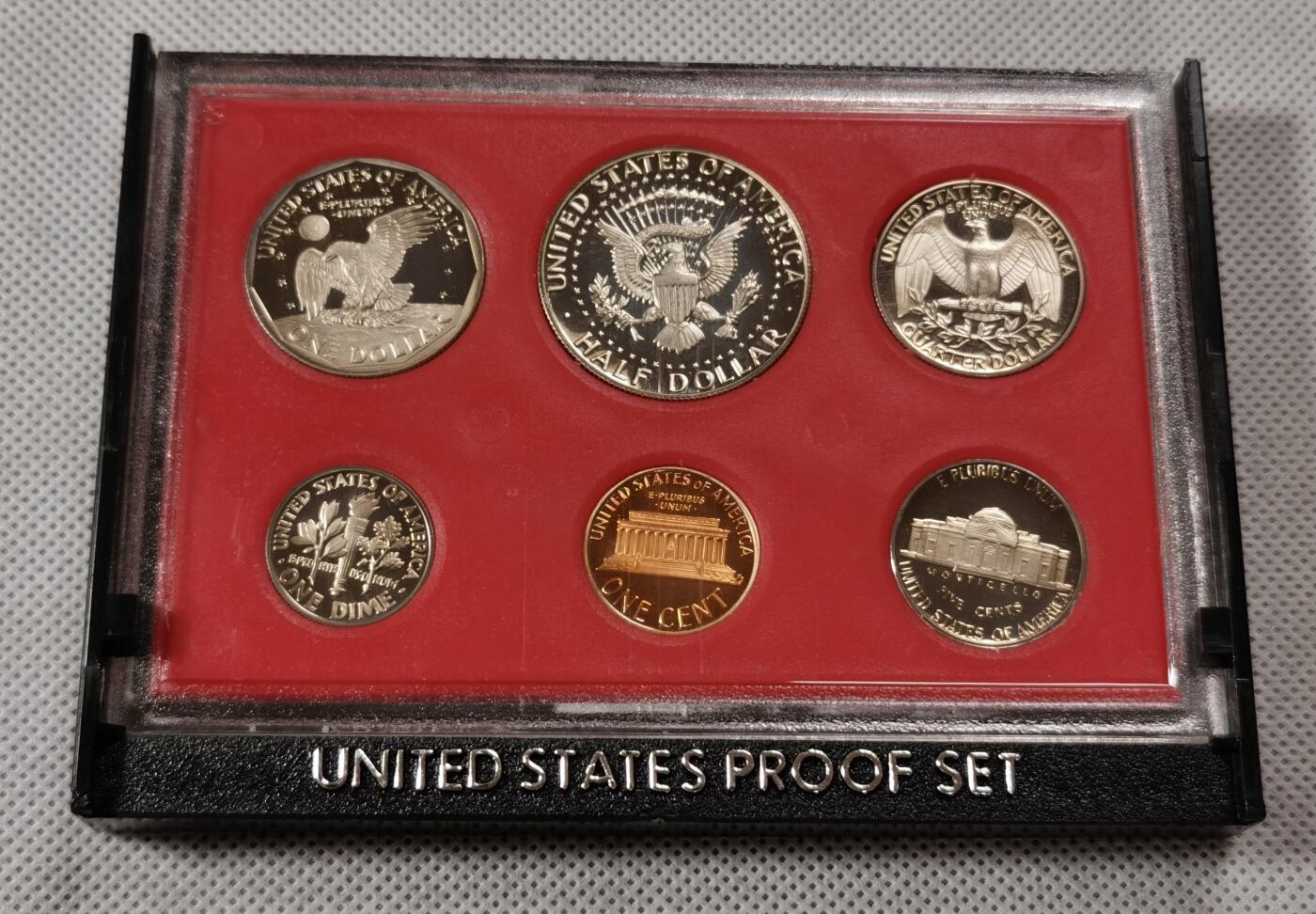  甄臻铺-世界币章拍卖（第15期）套币，现代银币专场。送拍享返佣金等优惠多多 美国1981年盒装精制套币，几乎未氧化