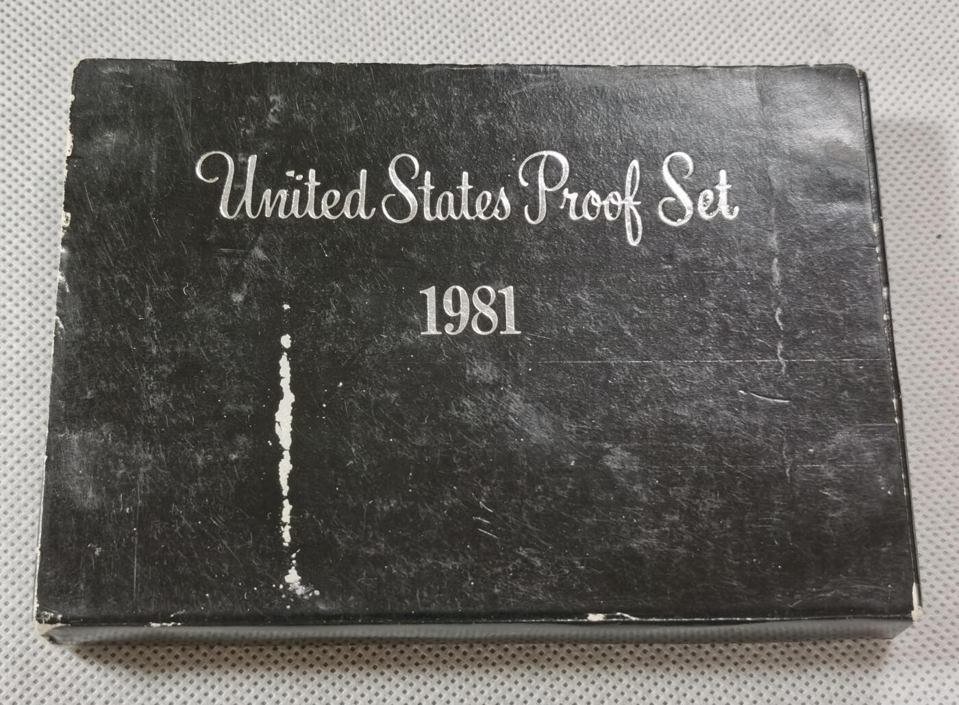  甄臻铺-世界币章拍卖（第15期）套币，现代银币专场。送拍享返佣金等优惠多多 美国1981年盒装精制套币，几乎未氧化