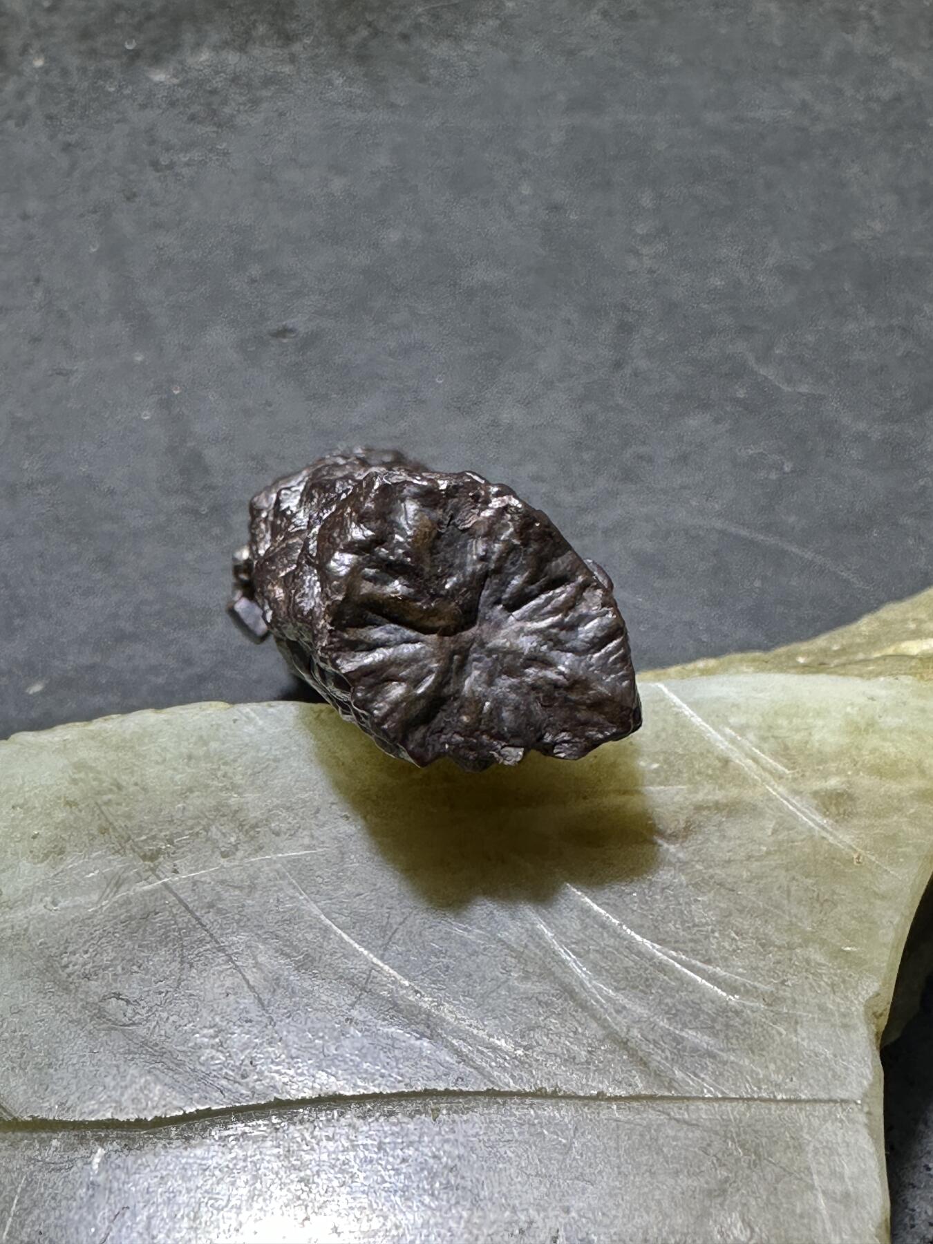 精美罕见戈壁管状黑金刚原石一块，