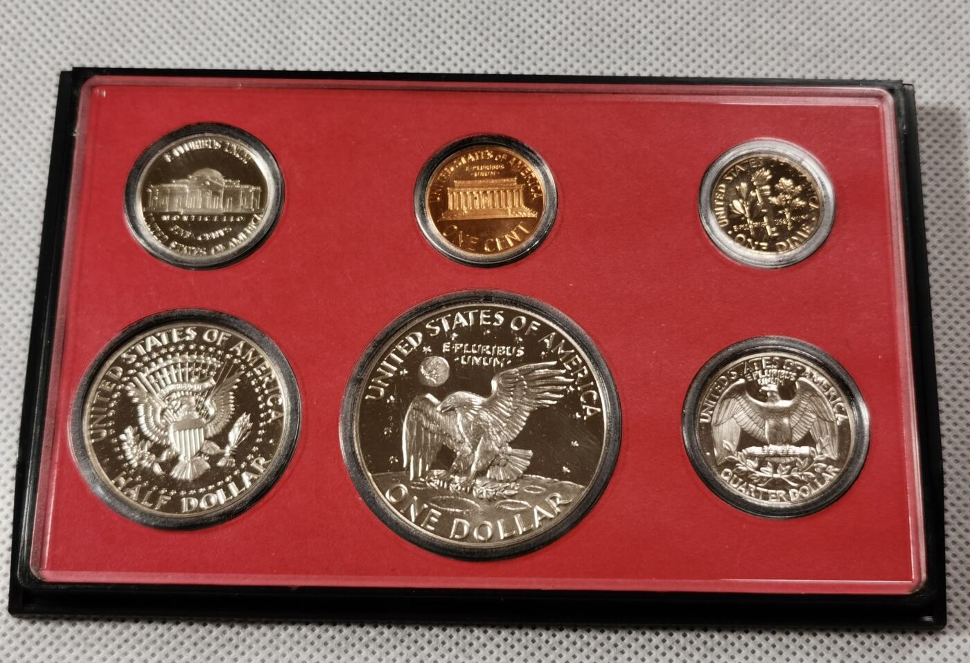  甄臻铺-世界币章拍卖（第15期）套币，现代银币专场。送拍享返佣金等优惠多多 美国1977年盒装精制套币，几乎未氧化