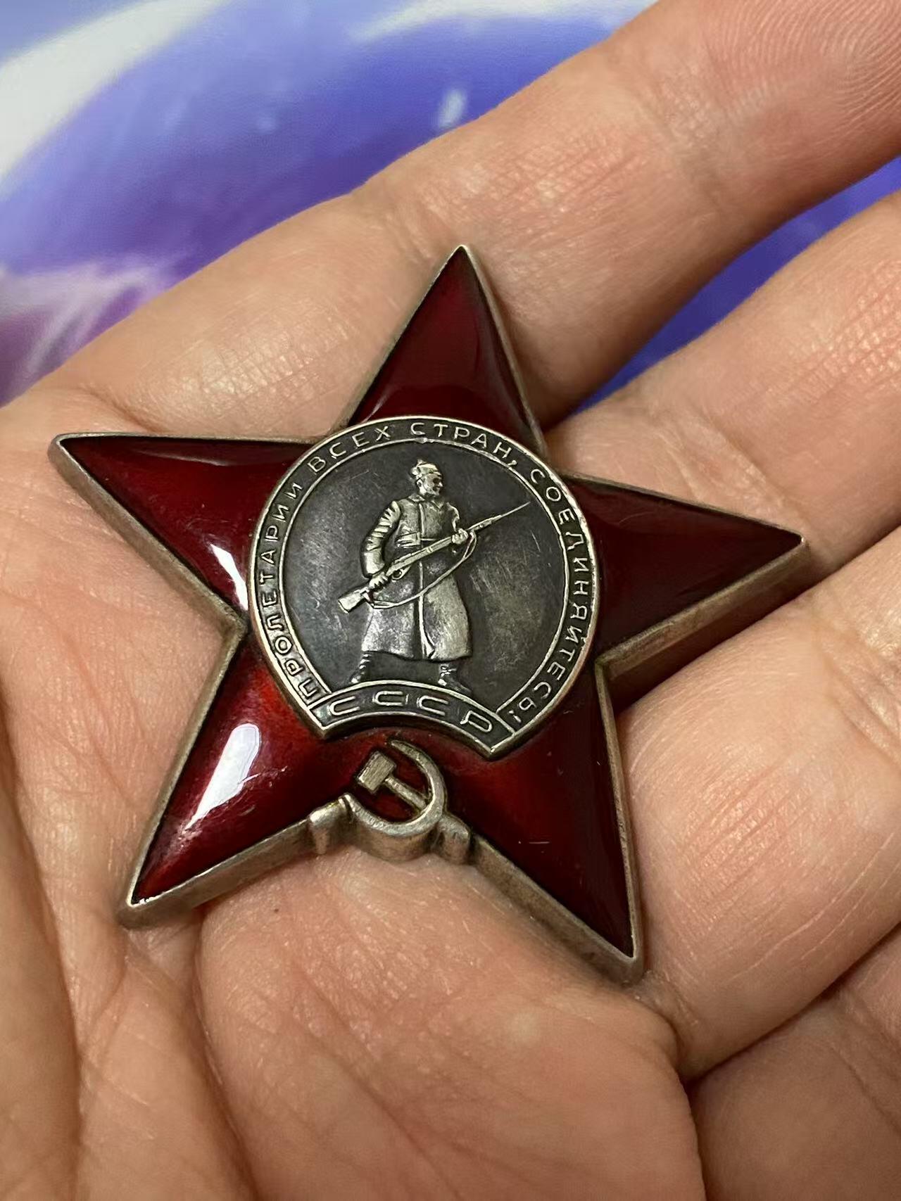 苏联勋章奖章5月8日晚上九点结束在麦稀奇 找不到的加我qq或者微信都是184277308备注苏章拍卖。最好加微信群每次都会通知还有提前可以一口价的 最近会持续拍卖一些东西。 苏联二战红星勋章 2916121 好品无磕碰 有个浅划痕 服役获得 Волохонский Петр Иванович 工程上校 