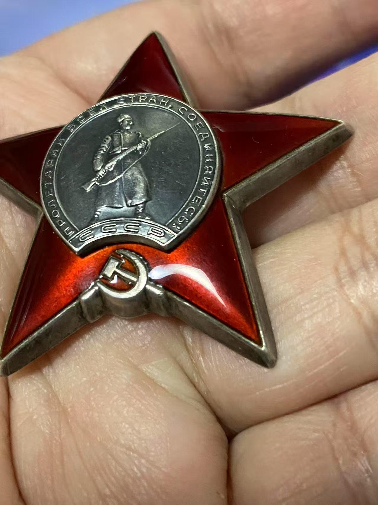 苏联勋章奖章5月8日晚上九点结束在麦稀奇 找不到的加我qq或者微信都是184277308备注苏章拍卖。最好加微信群每次都会通知还有提前可以一口价的 最近会持续拍卖一些东西。 苏联二战红星勋章 2895861 好品无磕碰 佩戴痕迹都少见  没查到登记卡 国芳布序列没有 应该是内务部或者其他独立单位获得 有渠道的可以查查。