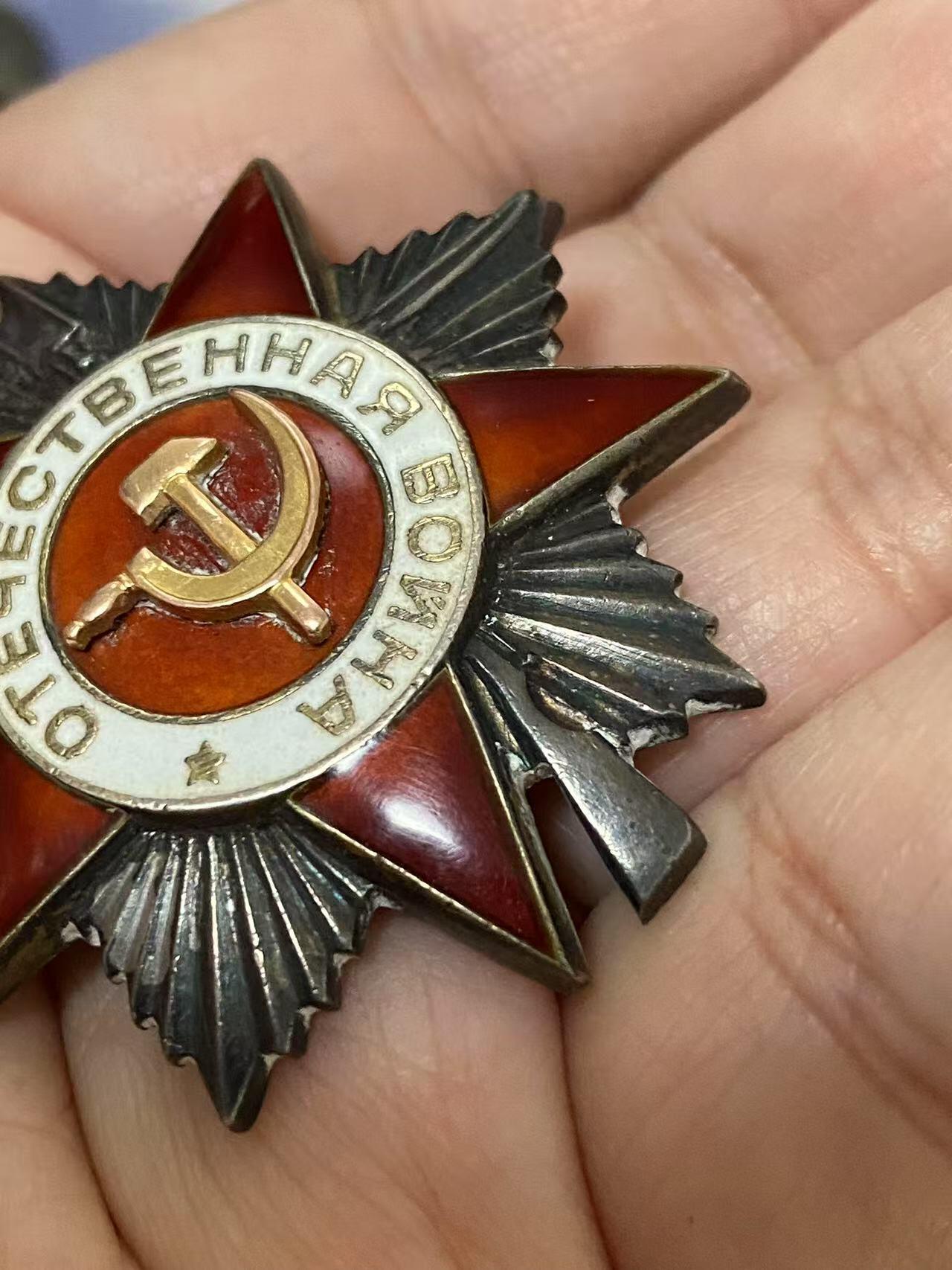 苏联勋章奖章5月8日晚上九点结束在麦稀奇 找不到的加我qq或者微信都是184277308备注苏章拍卖。最好加微信群每次都会通知还有提前可以一口价的 最近会持续拍卖一些东西。 喀秋莎火箭炮团通讯主任米哈尔斯基的Михальский Виктор Петрович 二级为国 76221 好品无磕碰 对日获得 不包括证件 45.8.12，在敌军支撑点索伦（Солунь，内蒙古兴安盟索伦镇）的战斗中，我团接到任务迅速展开并向敌军抵抗枢纽及其有生力量开火。尽管战斗条件困难，与所有的营的无线电通讯依然保持，齐射及时进行，因此敌军遭受了损失，支撑点被我军炮兵部队占领。