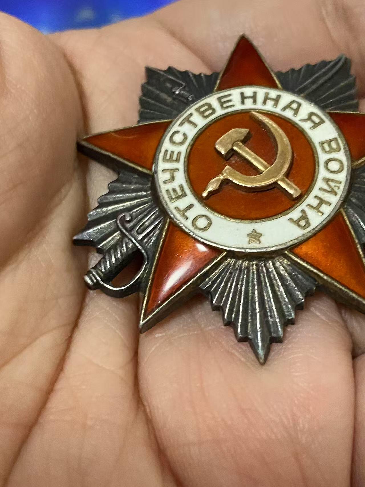 苏联勋章奖章5月8日晚上九点结束在麦稀奇 找不到的加我qq或者微信都是184277308备注苏章拍卖。最好加微信群每次都会通知还有提前可以一口价的 最近会持续拍卖一些东西。 苏联二战二级为国勋章 791703 好品 柏林市消灭2人 右下角右边缘有小剥皮 其他很好 原配党徽 Горских Иван Григорьевич 702利沃夫自行火炮团维修队钳工 他和队里的维修工们表现勇敢无畏，击退了敌军冲锋枪手的袭击，在柏林市的战斗中他本人消灭了2个。挺少见的维修人员杀敌的