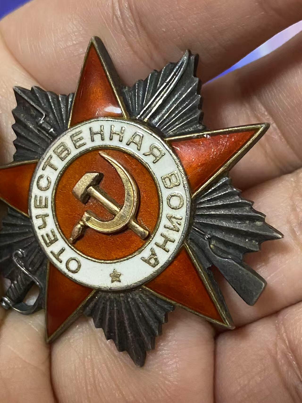 苏联勋章奖章5月8日晚上九点结束在麦稀奇 找不到的加我qq或者微信都是184277308备注苏章拍卖。最好加微信群每次都会通知还有提前可以一口价的 最近会持续拍卖一些东西。 苏联二战二级为国勋章 791703 好品 柏林市消灭2人 右下角右边缘有小剥皮 其他很好 原配党徽 Горских Иван Григорьевич 702利沃夫自行火炮团维修队钳工 他和队里的维修工们表现勇敢无畏，击退了敌军冲锋枪手的袭击，在柏林市的战斗中他本人消灭了2个。挺少见的维修人员杀敌的