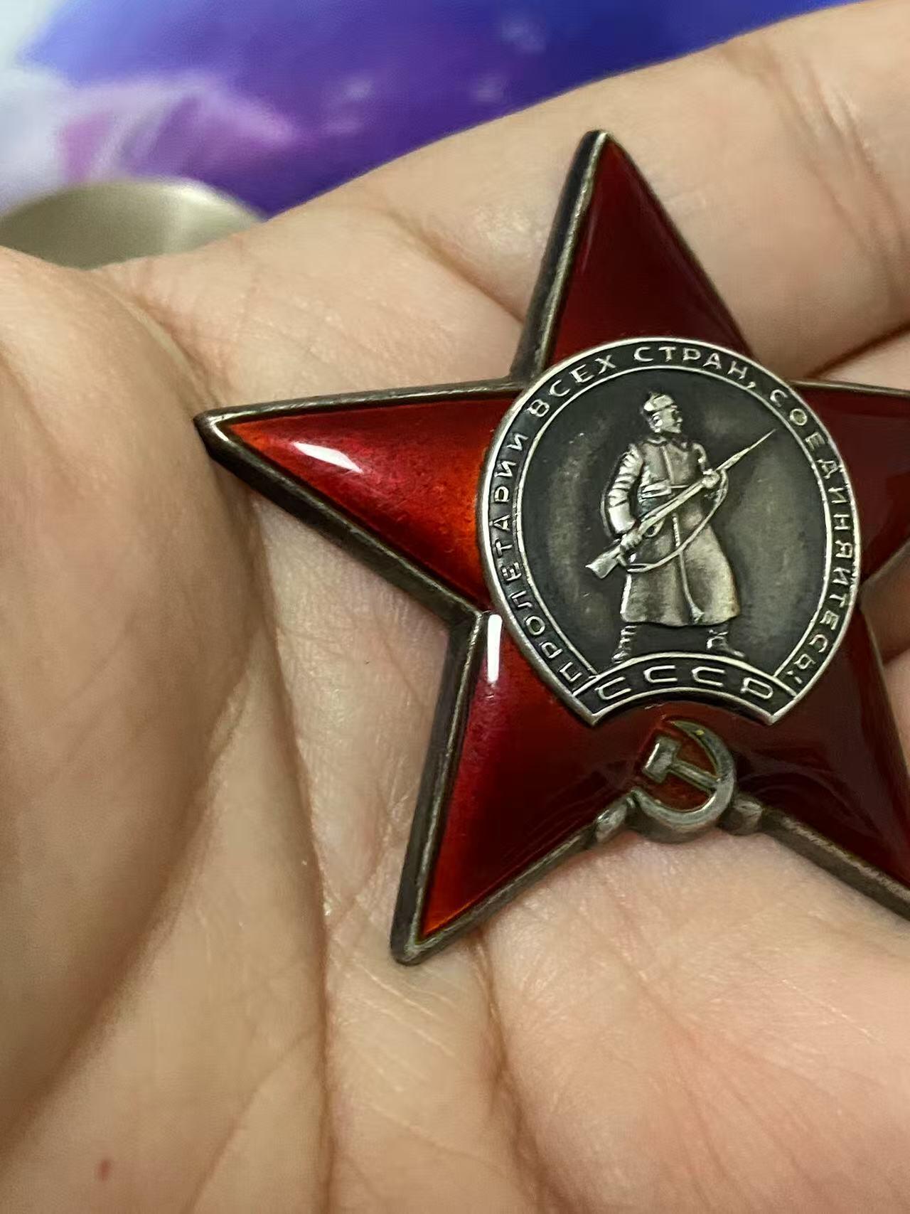 苏联勋章奖章5月8日晚上九点结束在麦稀奇 找不到的加我qq或者微信都是184277308备注苏章拍卖。最好加微信群每次都会通知还有提前可以一口价的 最近会持续拍卖一些东西。 苏联二战红星 2866014  服役获得 黑海舰队 排雷艇 指挥官 好品无磕碰 佩戴痕迹都很少见   Федорчук Владимир Степанович 他的另外几个章都有奖励卡 故事也比较有意思 喜欢的可以去看看 