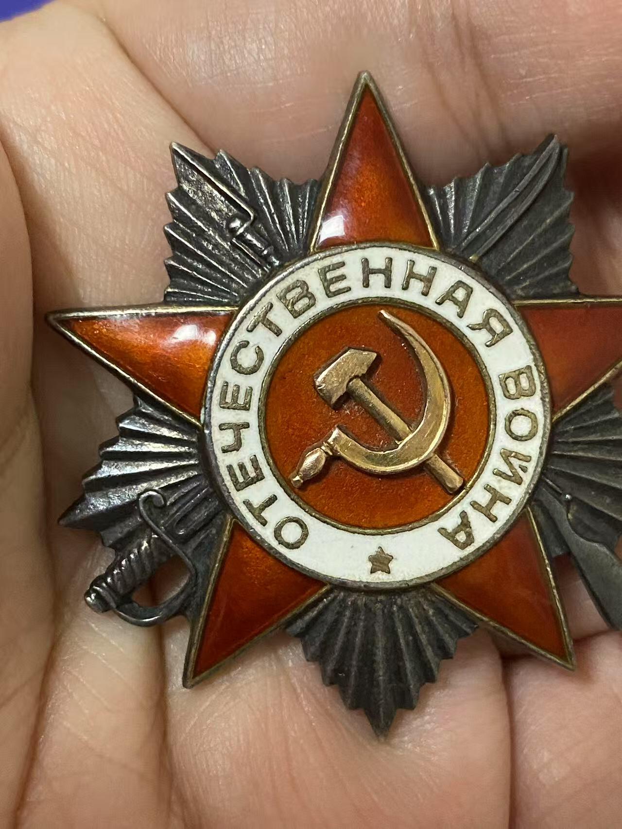 苏联勋章奖章5月8日晚上九点结束在麦稀奇 找不到的加我qq或者微信都是184277308备注苏章拍卖。最好加微信群每次都会通知还有提前可以一口价的 最近会持续拍卖一些东西。 苏联二战二级为国勋章 791703 好品 柏林市消灭2人 右下角右边缘有小剥皮 其他很好 原配党徽 Горских Иван Григорьевич 702利沃夫自行火炮团维修队钳工 他和队里的维修工们表现勇敢无畏，击退了敌军冲锋枪手的袭击，在柏林市的战斗中他本人消灭了2个。挺少见的维修人员杀敌的