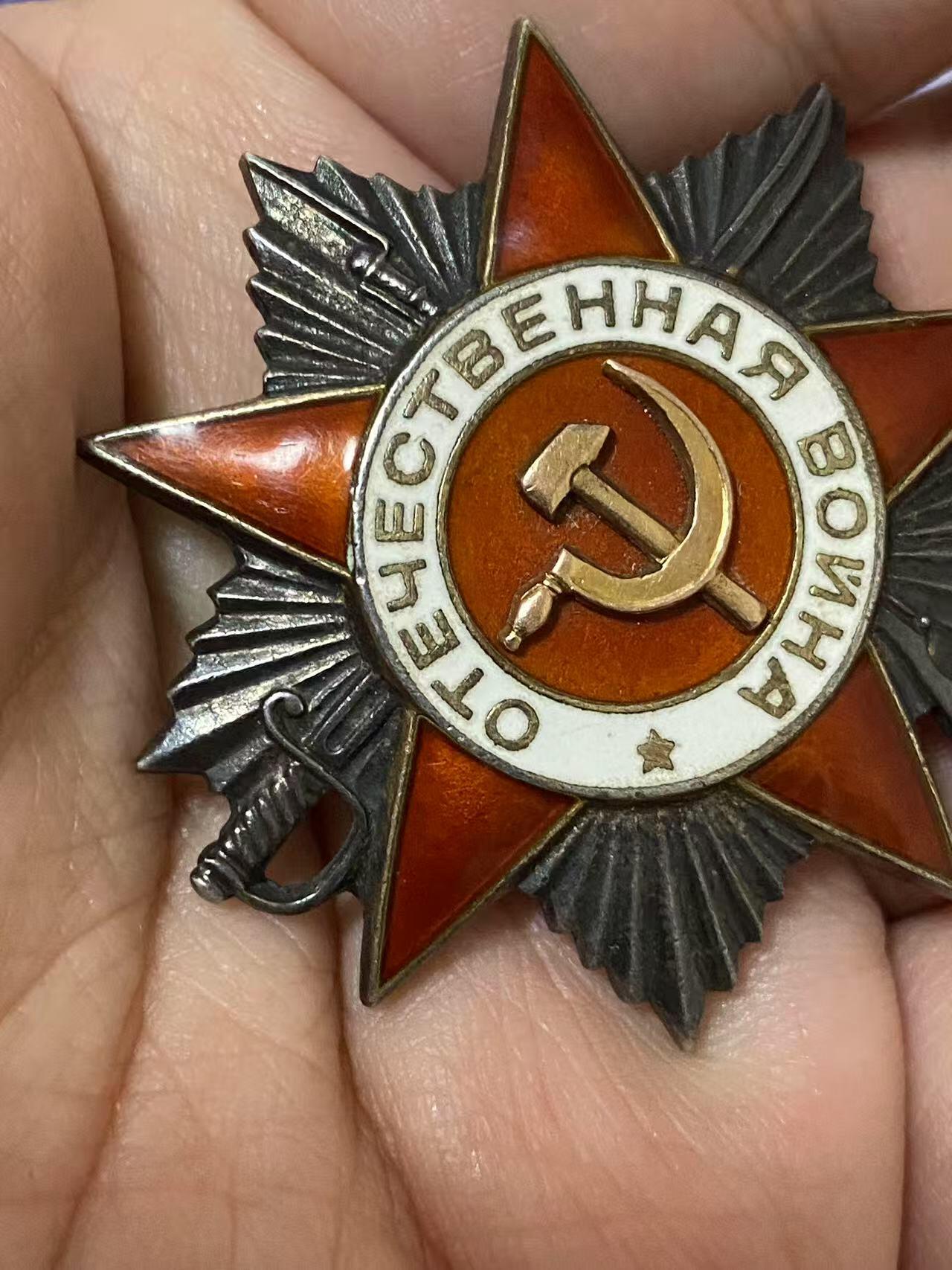 苏联勋章奖章5月8日晚上九点结束在麦稀奇 找不到的加我qq或者微信都是184277308备注苏章拍卖。最好加微信群每次都会通知还有提前可以一口价的 最近会持续拍卖一些东西。 苏联二战二级为国勋章 791703 好品 柏林市消灭2人 右下角右边缘有小剥皮 其他很好 原配党徽 Горских Иван Григорьевич 702利沃夫自行火炮团维修队钳工 他和队里的维修工们表现勇敢无畏，击退了敌军冲锋枪手的袭击，在柏林市的战斗中他本人消灭了2个。挺少见的维修人员杀敌的