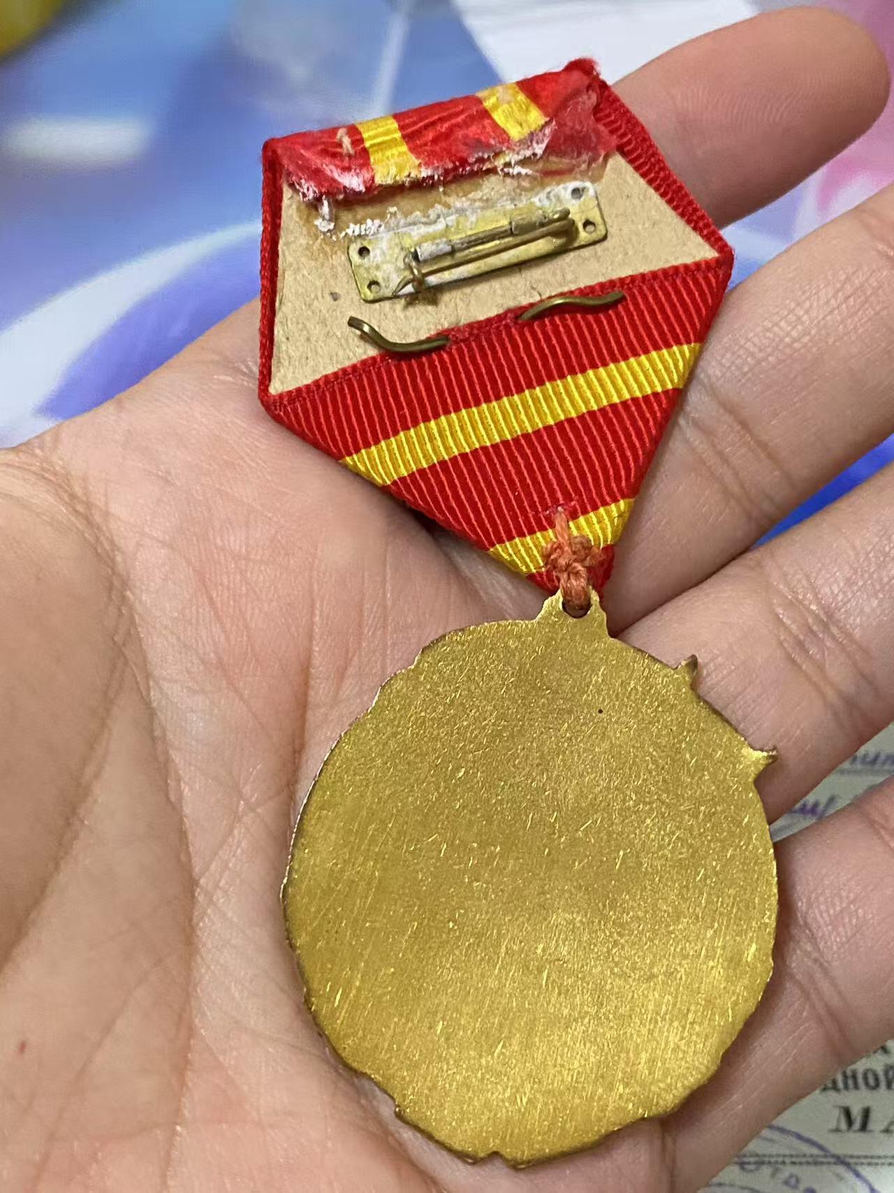 苏联勋章奖章5月8日晚上九点结束在麦稀奇 找不到的加我qq或者微信都是184277308备注苏章拍卖。最好加微信群每次都会通知还有提前可以一口价的 最近会持续拍卖一些东西。 苏联中苏友谊奖章 带双证 教员丝绸质地版证件 比较少见 奖章珐琅不错 中字旁边有点小剥皮其他很好 海军船舶工程师 Борчевский Олег Александрович 人民记忆网有资料可查 参加过对日作战 非常好的带证套章