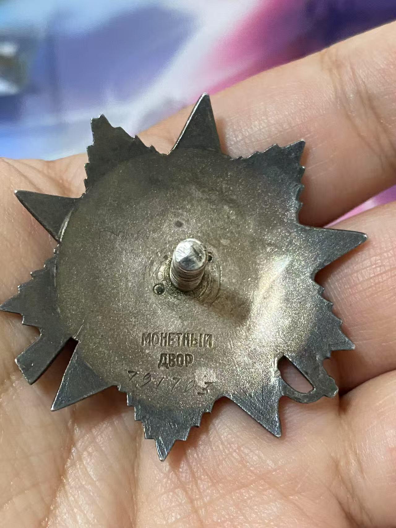 苏联勋章奖章5月8日晚上九点结束在麦稀奇 找不到的加我qq或者微信都是184277308备注苏章拍卖。最好加微信群每次都会通知还有提前可以一口价的 最近会持续拍卖一些东西。 苏联二战二级为国勋章 791703 好品 柏林市消灭2人 右下角右边缘有小剥皮 其他很好 原配党徽 Горских Иван Григорьевич 702利沃夫自行火炮团维修队钳工 他和队里的维修工们表现勇敢无畏，击退了敌军冲锋枪手的袭击，在柏林市的战斗中他本人消灭了2个。挺少见的维修人员杀敌的