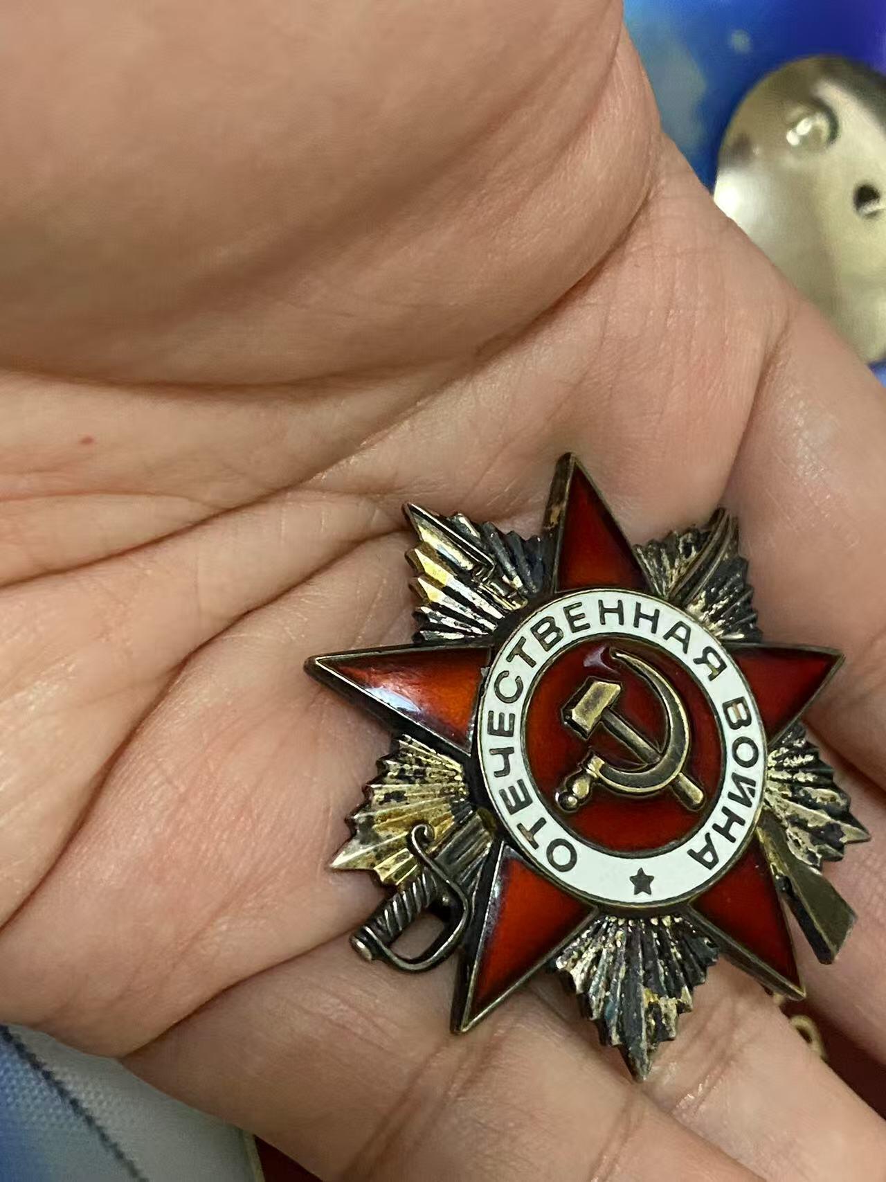 苏联勋章奖章5月8日晚上九点结束在麦稀奇 找不到的加我qq或者微信都是184277308备注苏章拍卖。最好加微信群每次都会通知还有提前可以一口价的 最近会持续拍卖一些东西。 苏联勋章套章 海军基地军医 Волокитин Михаил Александрович 少校 85版二级为国 5329373 好品带证件 