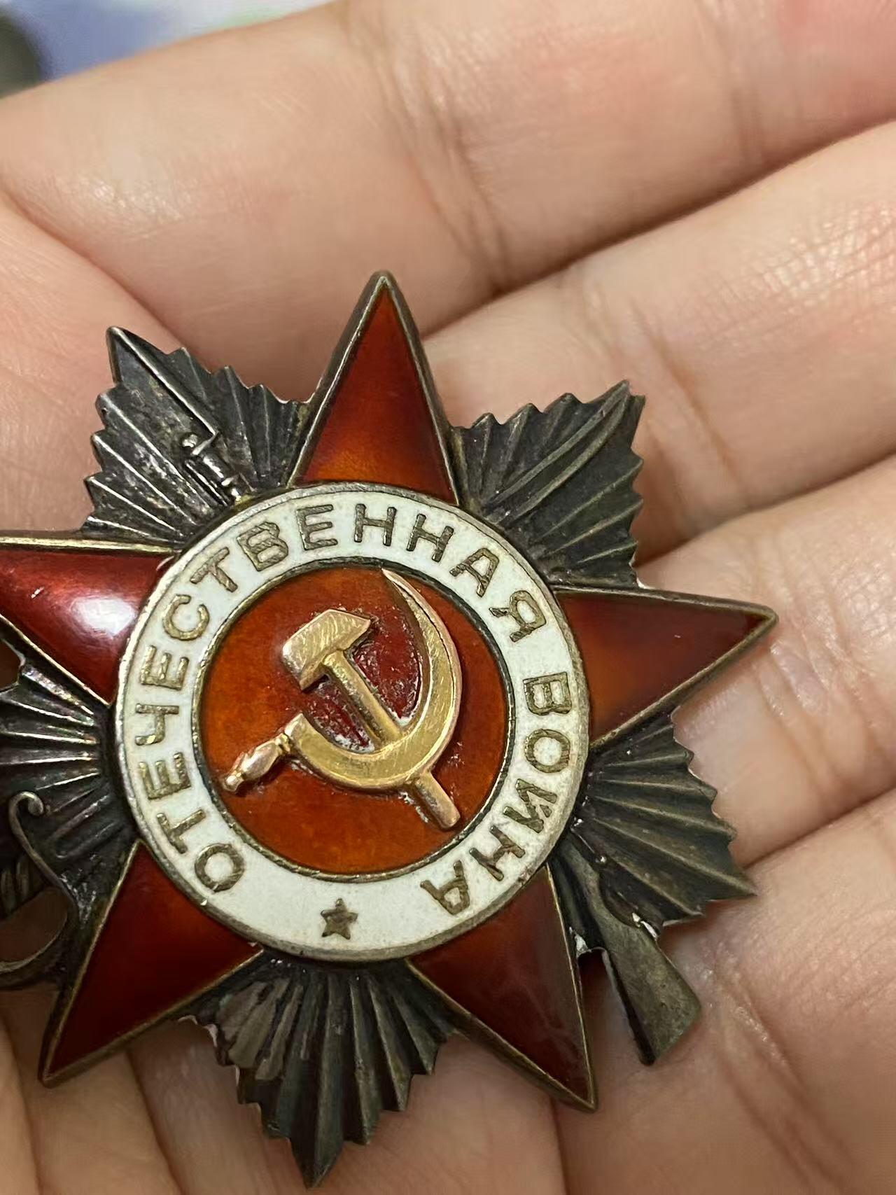 苏联勋章奖章5月8日晚上九点结束在麦稀奇 找不到的加我qq或者微信都是184277308备注苏章拍卖。最好加微信群每次都会通知还有提前可以一口价的 最近会持续拍卖一些东西。 喀秋莎火箭炮团通讯主任米哈尔斯基的Михальский Виктор Петрович 二级为国 76221 好品无磕碰 对日获得 不包括证件 45.8.12，在敌军支撑点索伦（Солунь，内蒙古兴安盟索伦镇）的战斗中，我团接到任务迅速展开并向敌军抵抗枢纽及其有生力量开火。尽管战斗条件困难，与所有的营的无线电通讯依然保持，齐射及时进行，因此敌军遭受了损失，支撑点被我军炮兵部队占领。