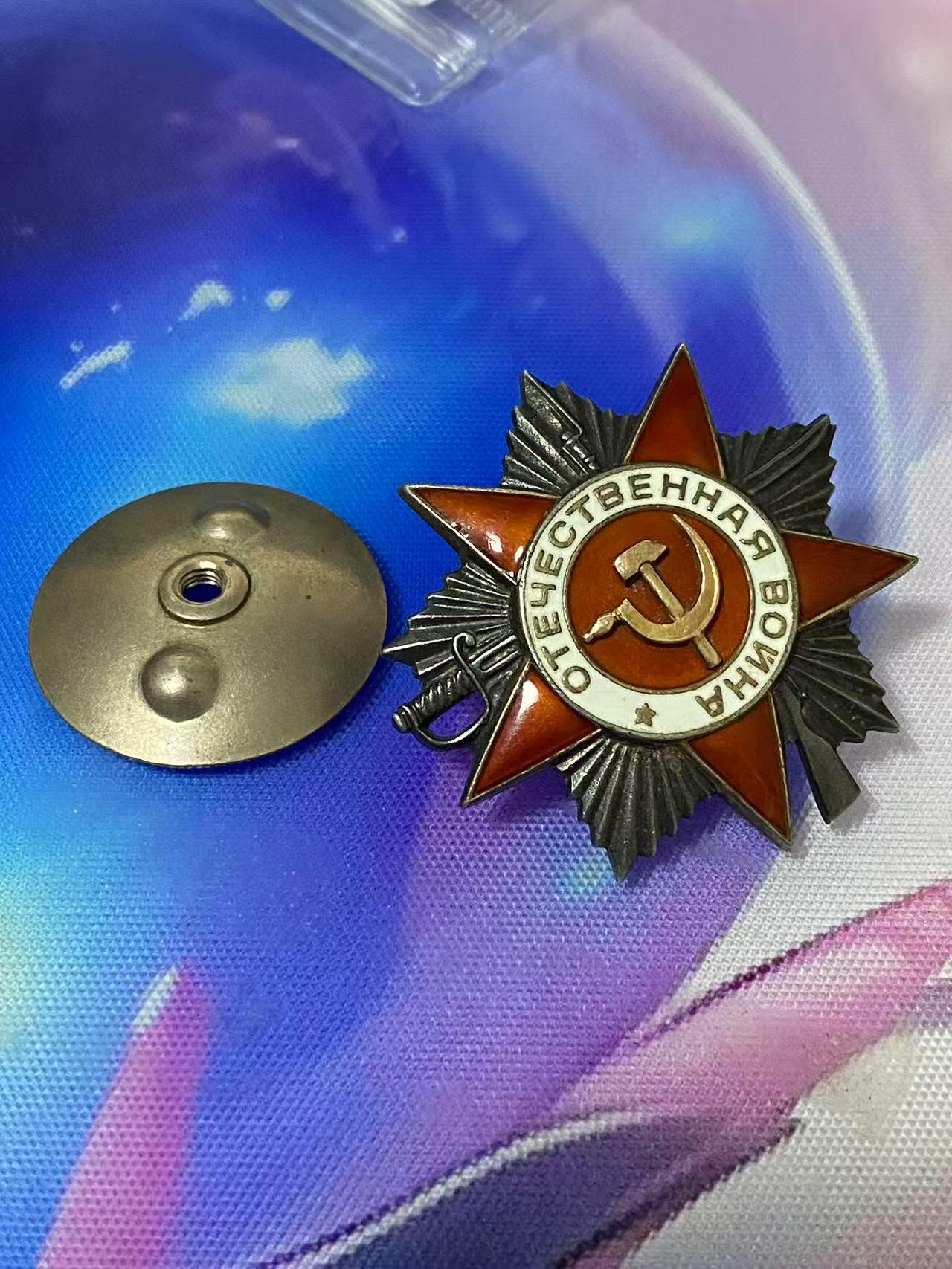 苏联勋章奖章5月8日晚上九点结束在麦稀奇 找不到的加我qq或者微信都是184277308备注苏章拍卖。最好加微信群每次都会通知还有提前可以一口价的 最近会持续拍卖一些东西。 苏联二战二级为国勋章 791703 好品 柏林市消灭2人 右下角右边缘有小剥皮 其他很好 原配党徽 Горских Иван Григорьевич 702利沃夫自行火炮团维修队钳工 他和队里的维修工们表现勇敢无畏，击退了敌军冲锋枪手的袭击，在柏林市的战斗中他本人消灭了2个。挺少见的维修人员杀敌的