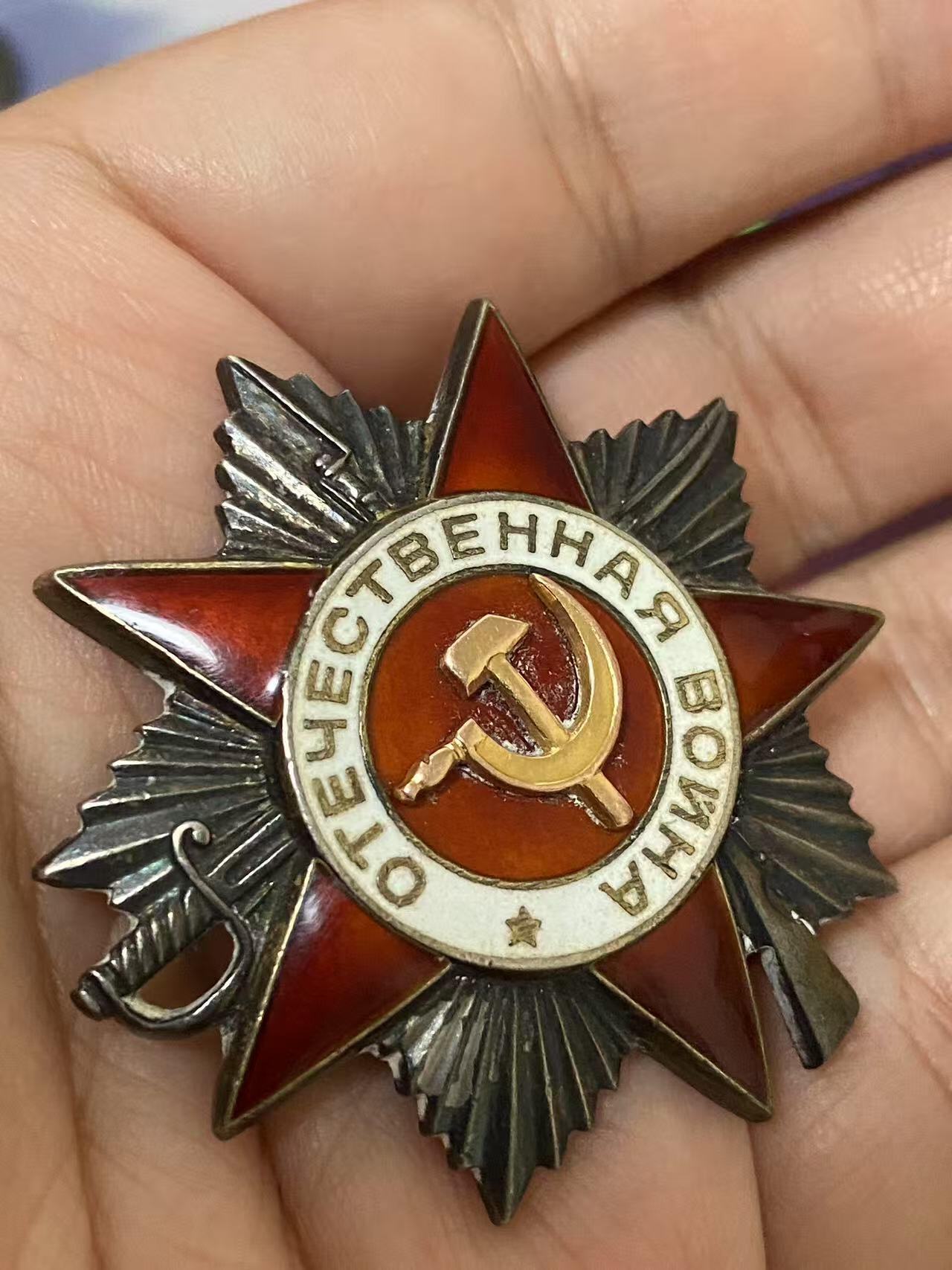 苏联勋章奖章5月8日晚上九点结束在麦稀奇 找不到的加我qq或者微信都是184277308备注苏章拍卖。最好加微信群每次都会通知还有提前可以一口价的 最近会持续拍卖一些东西。 喀秋莎火箭炮团通讯主任米哈尔斯基的Михальский Виктор Петрович 二级为国 76221 好品无磕碰 对日获得 不包括证件 45.8.12，在敌军支撑点索伦（Солунь，内蒙古兴安盟索伦镇）的战斗中，我团接到任务迅速展开并向敌军抵抗枢纽及其有生力量开火。尽管战斗条件困难，与所有的营的无线电通讯依然保持，齐射及时进行，因此敌军遭受了损失，支撑点被我军炮兵部队占领。