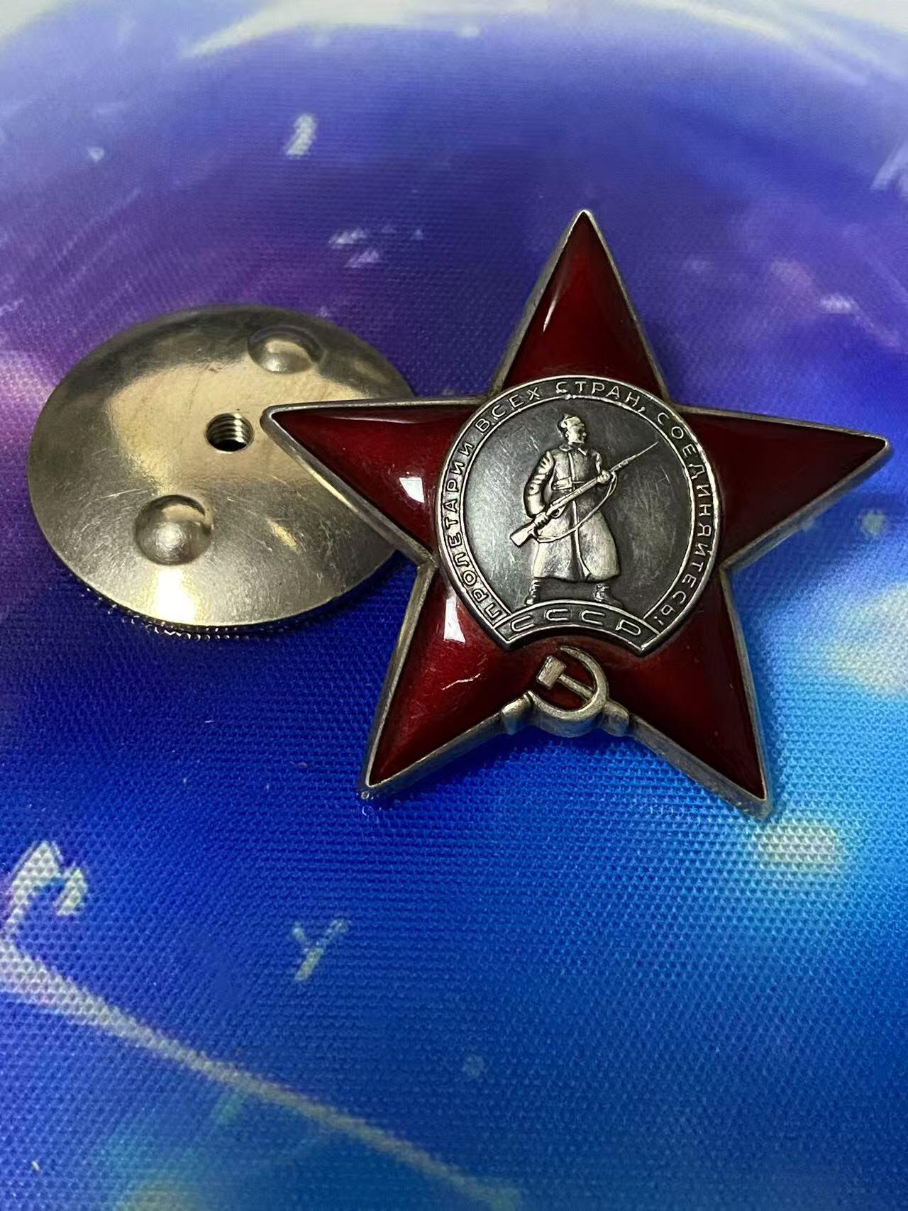 苏联勋章奖章5月8日晚上九点结束在麦稀奇 找不到的加我qq或者微信都是184277308备注苏章拍卖。最好加微信群每次都会通知还有提前可以一口价的 最近会持续拍卖一些东西。 苏联二战红星勋章 2916121 好品无磕碰 有个浅划痕 服役获得 Волохонский Петр Иванович 工程上校 