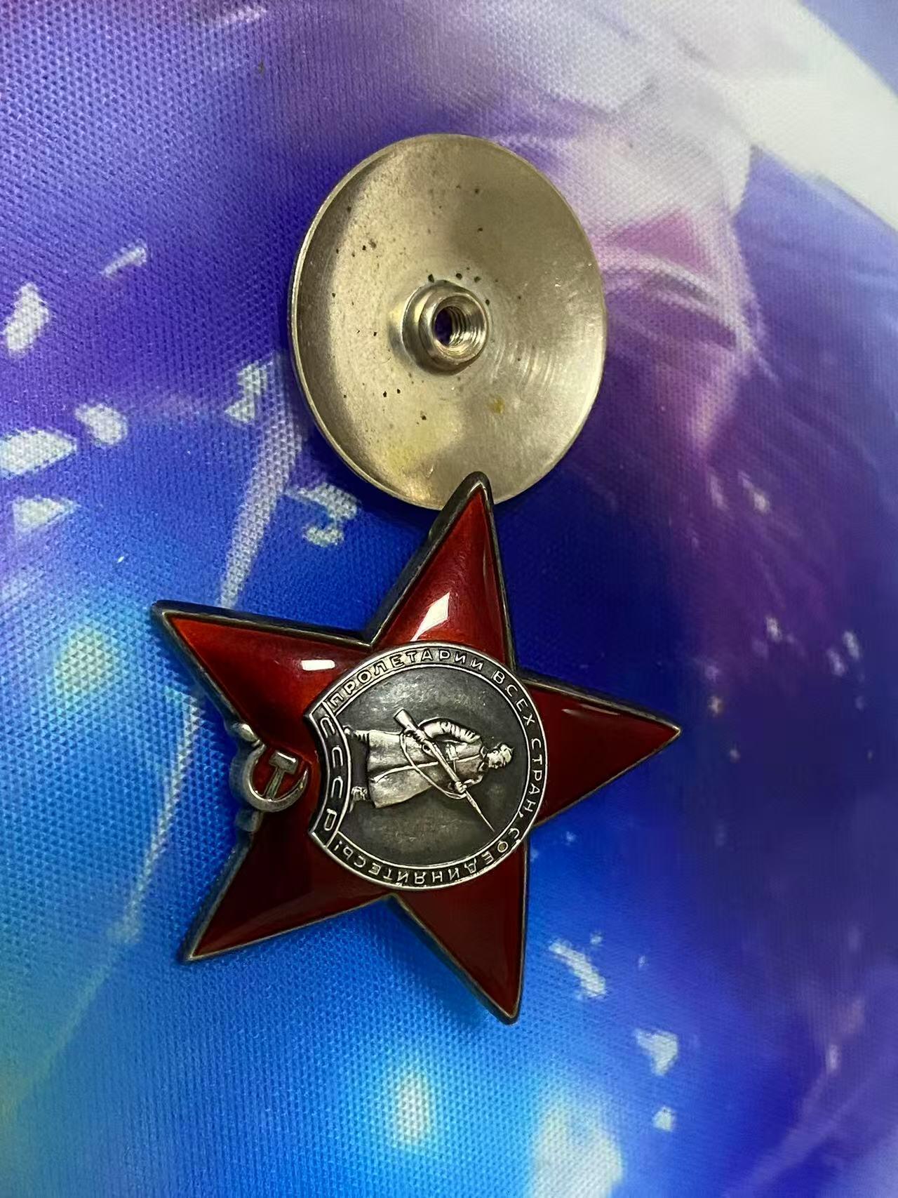 苏联勋章奖章5月8日晚上九点结束在麦稀奇 找不到的加我qq或者微信都是184277308备注苏章拍卖。最好加微信群每次都会通知还有提前可以一口价的 最近会持续拍卖一些东西。 苏联二战红星 2866014  服役获得 黑海舰队 排雷艇 指挥官 好品无磕碰 佩戴痕迹都很少见   Федорчук Владимир Степанович 他的另外几个章都有奖励卡 故事也比较有意思 喜欢的可以去看看 