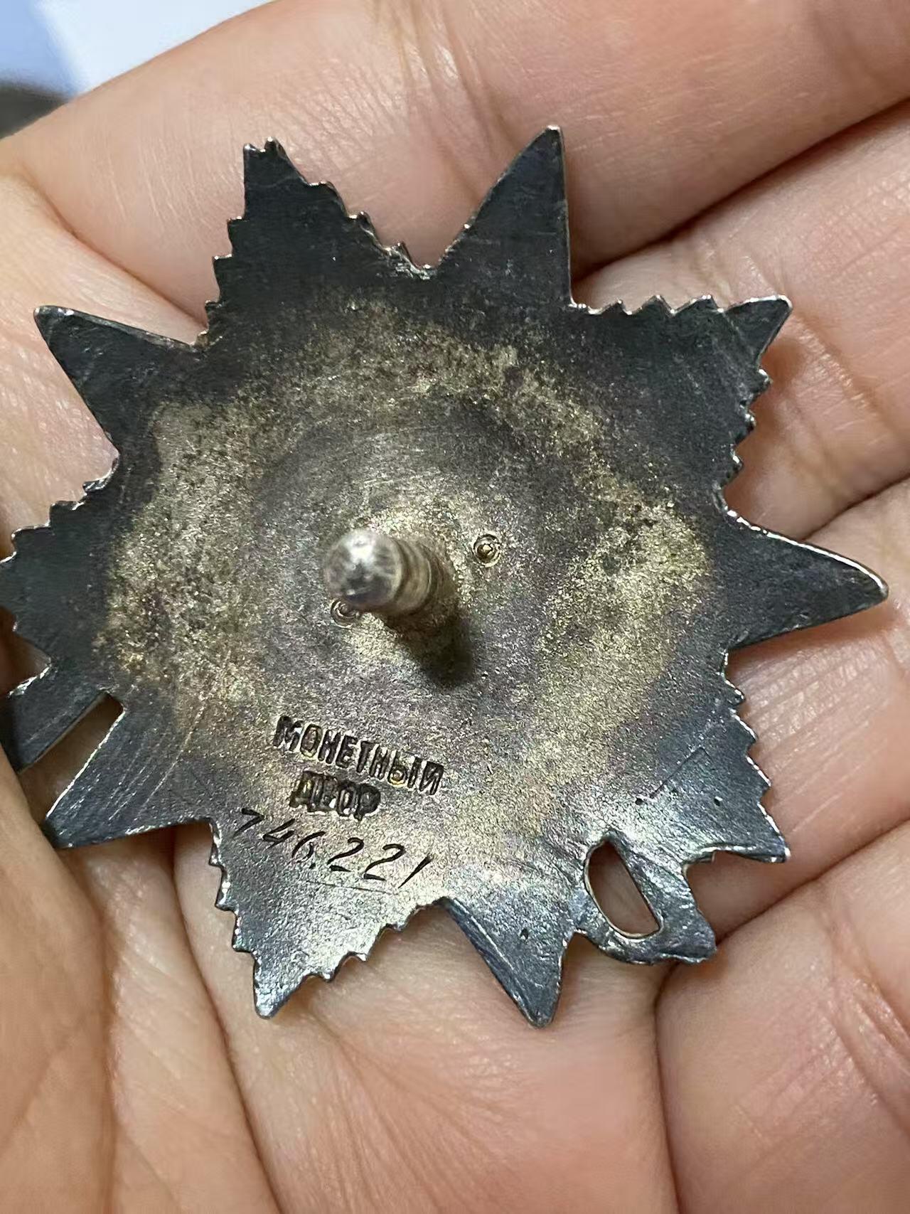 苏联勋章奖章5月8日晚上九点结束在麦稀奇 找不到的加我qq或者微信都是184277308备注苏章拍卖。最好加微信群每次都会通知还有提前可以一口价的 最近会持续拍卖一些东西。 喀秋莎火箭炮团通讯主任米哈尔斯基的Михальский Виктор Петрович 二级为国 76221 好品无磕碰 对日获得 不包括证件 45.8.12，在敌军支撑点索伦（Солунь，内蒙古兴安盟索伦镇）的战斗中，我团接到任务迅速展开并向敌军抵抗枢纽及其有生力量开火。尽管战斗条件困难，与所有的营的无线电通讯依然保持，齐射及时进行，因此敌军遭受了损失，支撑点被我军炮兵部队占领。