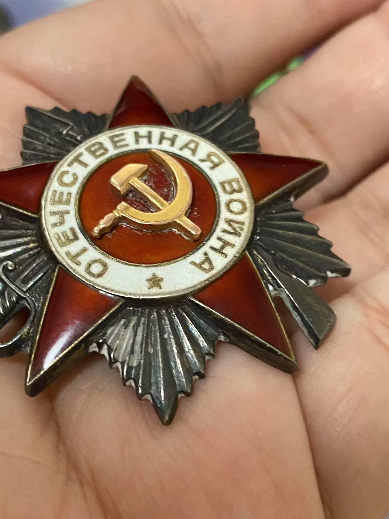 苏联勋章奖章5月8日晚上九点结束在麦稀奇 找不到的加我qq或者微信都是184277308备注苏章拍卖。最好加微信群每次都会通知还有提前可以一口价的 最近会持续拍卖一些东西。 喀秋莎火箭炮团通讯主任米哈尔斯基的Михальский Виктор Петрович 二级为国 76221 好品无磕碰 对日获得 不包括证件 45.8.12，在敌军支撑点索伦（Солунь，内蒙古兴安盟索伦镇）的战斗中，我团接到任务迅速展开并向敌军抵抗枢纽及其有生力量开火。尽管战斗条件困难，与所有的营的无线电通讯依然保持，齐射及时进行，因此敌军遭受了损失，支撑点被我军炮兵部队占领。