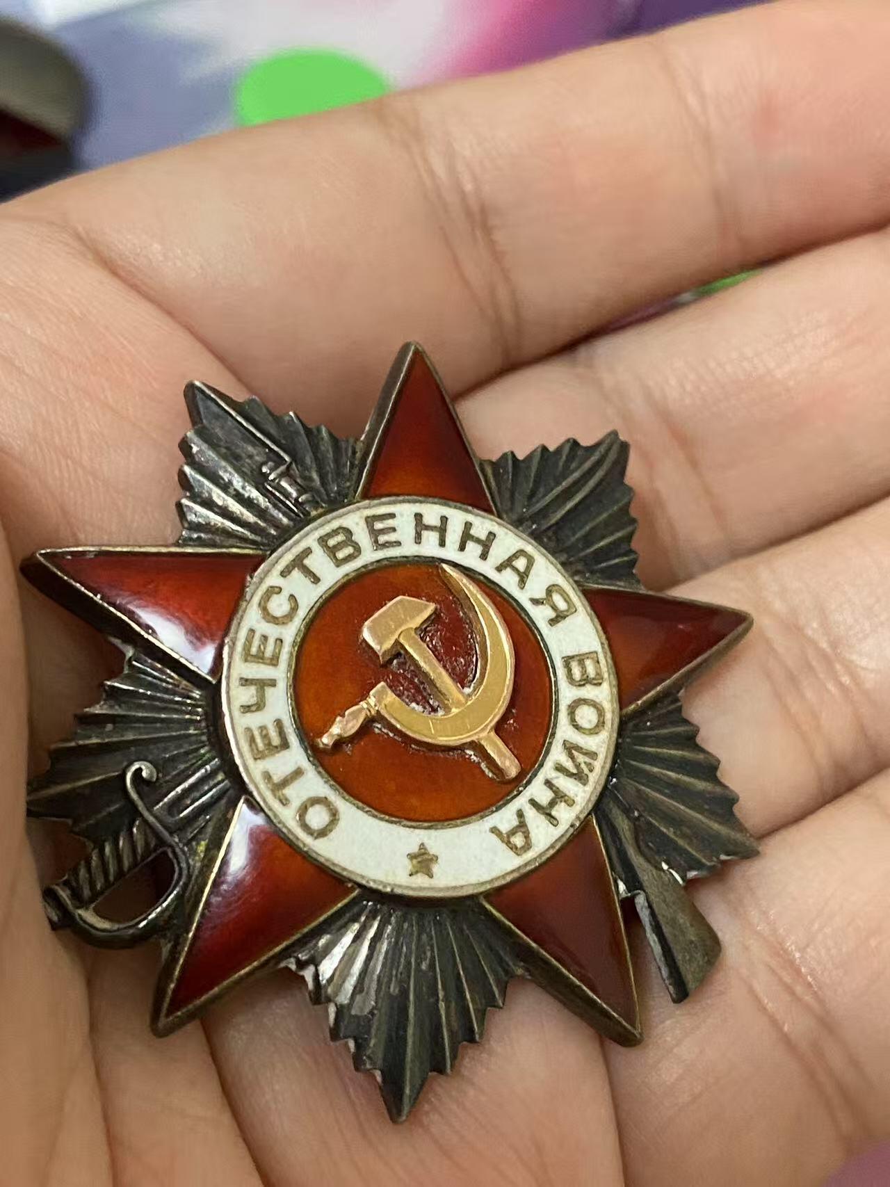 苏联勋章奖章5月8日晚上九点结束在麦稀奇 找不到的加我qq或者微信都是184277308备注苏章拍卖。最好加微信群每次都会通知还有提前可以一口价的 最近会持续拍卖一些东西。 喀秋莎火箭炮团通讯主任米哈尔斯基的Михальский Виктор Петрович 二级为国 76221 好品无磕碰 对日获得 不包括证件 45.8.12，在敌军支撑点索伦（Солунь，内蒙古兴安盟索伦镇）的战斗中，我团接到任务迅速展开并向敌军抵抗枢纽及其有生力量开火。尽管战斗条件困难，与所有的营的无线电通讯依然保持，齐射及时进行，因此敌军遭受了损失，支撑点被我军炮兵部队占领。