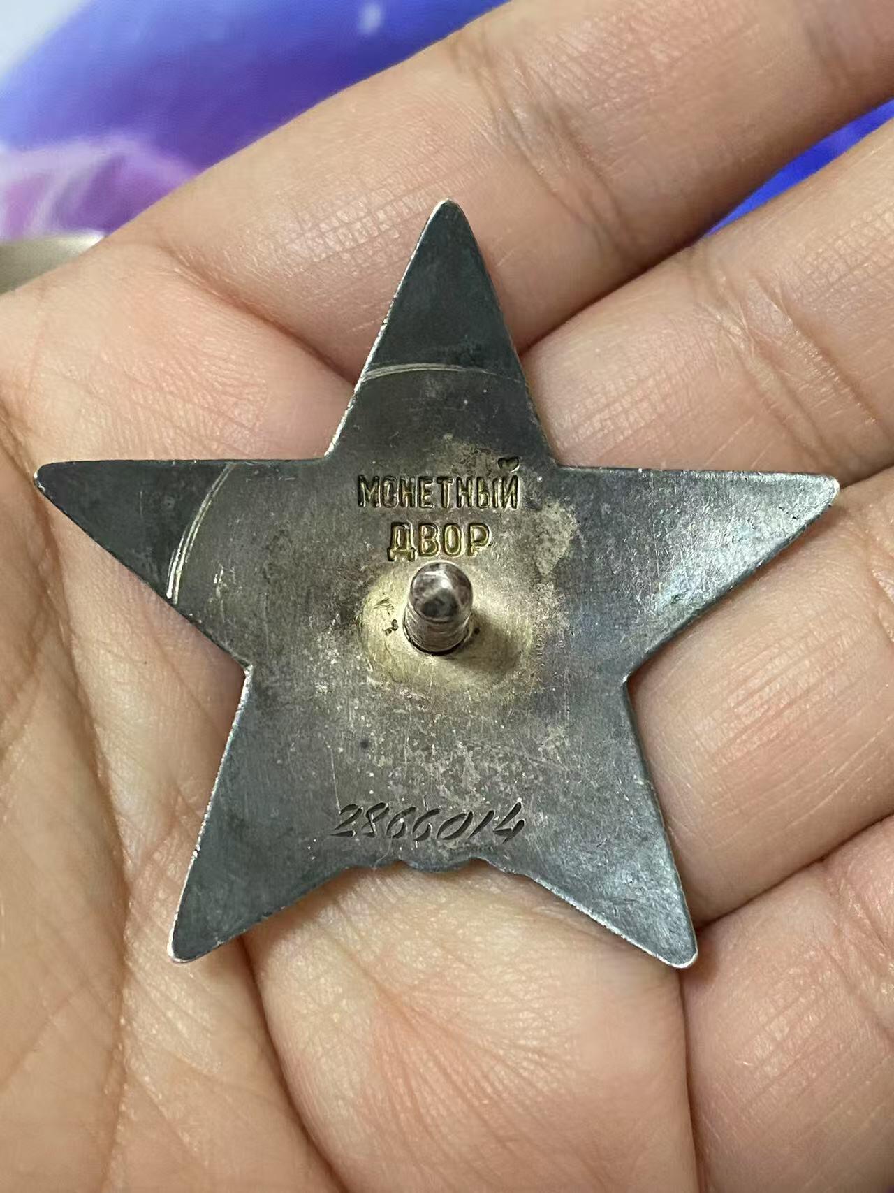 苏联勋章奖章5月8日晚上九点结束在麦稀奇 找不到的加我qq或者微信都是184277308备注苏章拍卖。最好加微信群每次都会通知还有提前可以一口价的 最近会持续拍卖一些东西。 苏联二战红星 2866014  服役获得 黑海舰队 排雷艇 指挥官 好品无磕碰 佩戴痕迹都很少见   Федорчук Владимир Степанович 他的另外几个章都有奖励卡 故事也比较有意思 喜欢的可以去看看 