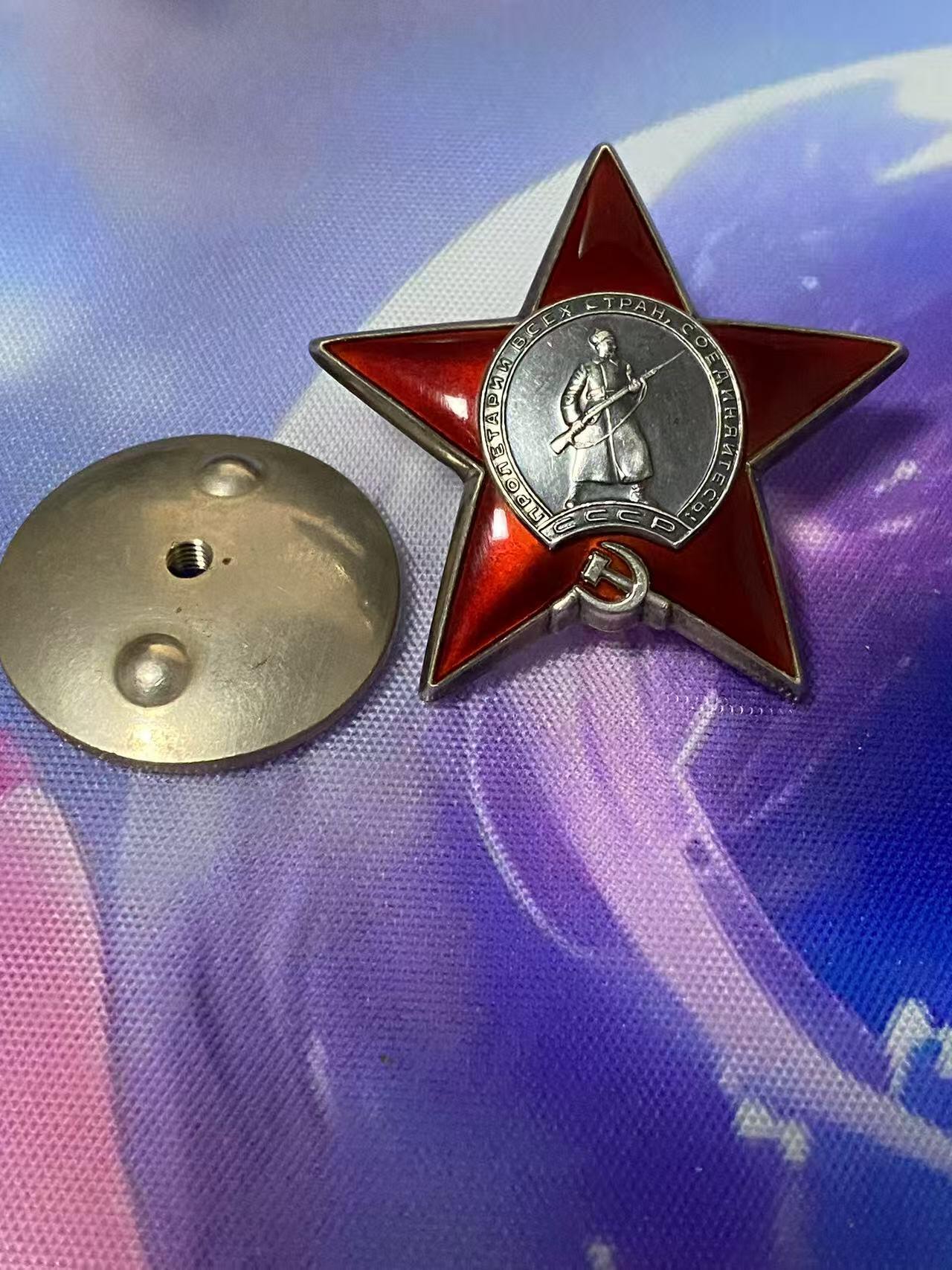 苏联勋章奖章5月8日晚上九点结束在麦稀奇 找不到的加我qq或者微信都是184277308备注苏章拍卖。最好加微信群每次都会通知还有提前可以一口价的 最近会持续拍卖一些东西。 苏联二战红星勋章 2895861 好品无磕碰 佩戴痕迹都少见  没查到登记卡 国芳布序列没有 应该是内务部或者其他独立单位获得 有渠道的可以查查。