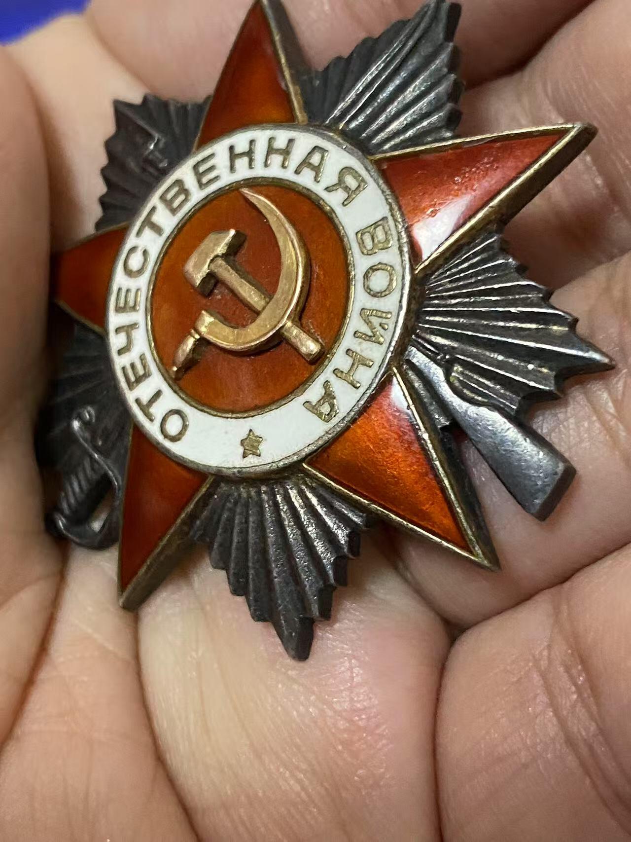 苏联勋章奖章5月8日晚上九点结束在麦稀奇 找不到的加我qq或者微信都是184277308备注苏章拍卖。最好加微信群每次都会通知还有提前可以一口价的 最近会持续拍卖一些东西。 苏联二战二级为国勋章 791703 好品 柏林市消灭2人 右下角右边缘有小剥皮 其他很好 原配党徽 Горских Иван Григорьевич 702利沃夫自行火炮团维修队钳工 他和队里的维修工们表现勇敢无畏，击退了敌军冲锋枪手的袭击，在柏林市的战斗中他本人消灭了2个。挺少见的维修人员杀敌的