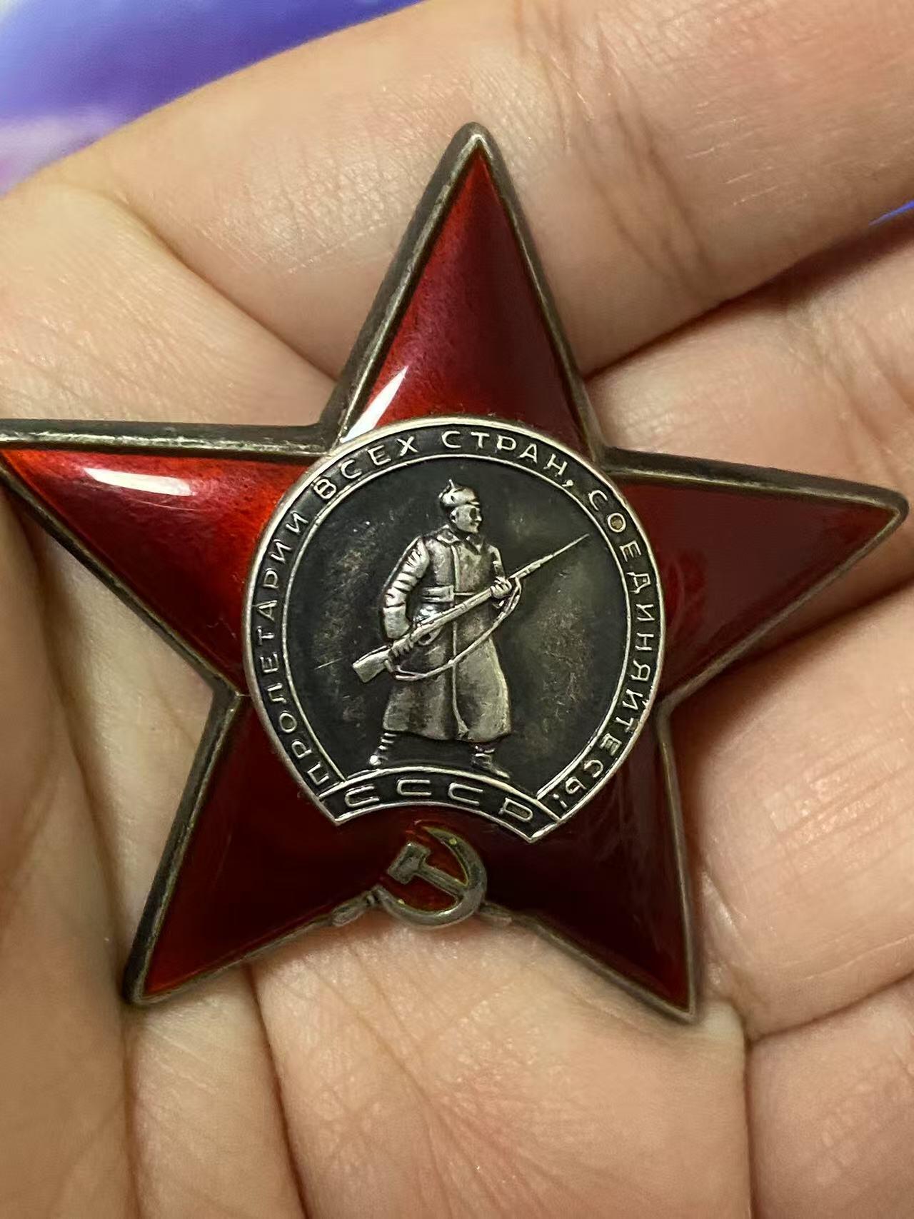 苏联勋章奖章5月8日晚上九点结束在麦稀奇 找不到的加我qq或者微信都是184277308备注苏章拍卖。最好加微信群每次都会通知还有提前可以一口价的 最近会持续拍卖一些东西。 苏联二战红星 2866014  服役获得 黑海舰队 排雷艇 指挥官 好品无磕碰 佩戴痕迹都很少见   Федорчук Владимир Степанович 他的另外几个章都有奖励卡 故事也比较有意思 喜欢的可以去看看 