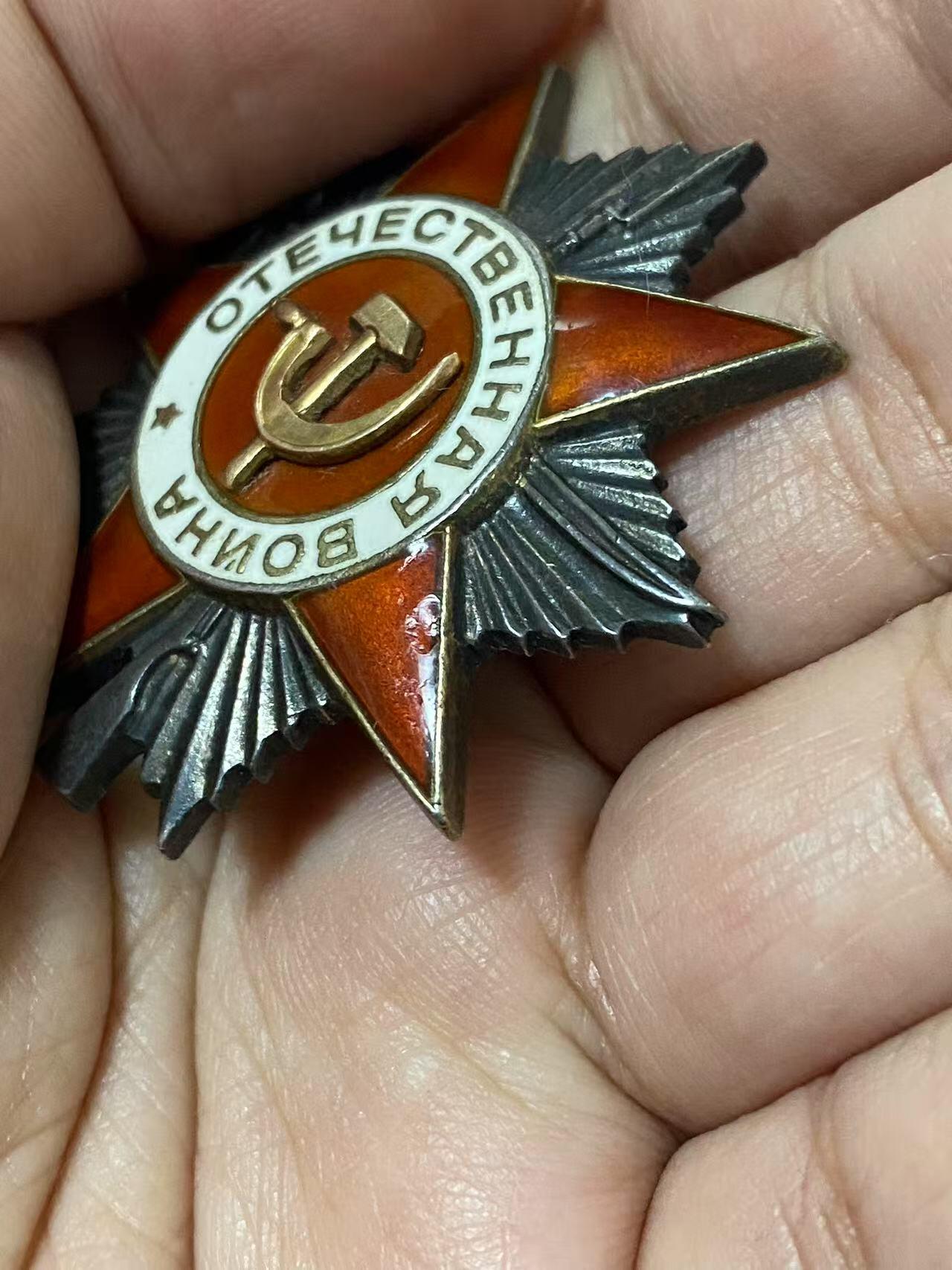 苏联勋章奖章5月8日晚上九点结束在麦稀奇 找不到的加我qq或者微信都是184277308备注苏章拍卖。最好加微信群每次都会通知还有提前可以一口价的 最近会持续拍卖一些东西。 苏联二战二级为国勋章 791703 好品 柏林市消灭2人 右下角右边缘有小剥皮 其他很好 原配党徽 Горских Иван Григорьевич 702利沃夫自行火炮团维修队钳工 他和队里的维修工们表现勇敢无畏，击退了敌军冲锋枪手的袭击，在柏林市的战斗中他本人消灭了2个。挺少见的维修人员杀敌的