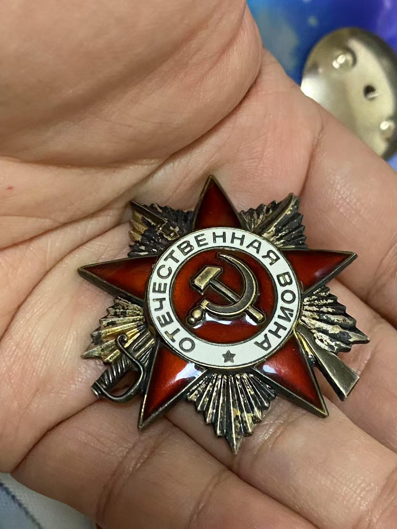 苏联勋章奖章5月8日晚上九点结束在麦稀奇 找不到的加我qq或者微信都是184277308备注苏章拍卖。最好加微信群每次都会通知还有提前可以一口价的 最近会持续拍卖一些东西。 苏联勋章套章 海军基地军医 Волокитин Михаил Александрович 少校 85版二级为国 5329373 好品带证件 