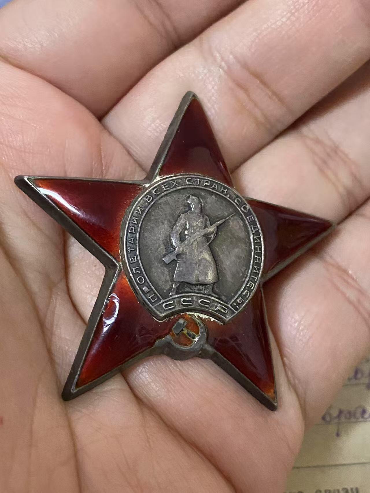 苏联勋章奖章5月8日晚上九点结束在麦稀奇 找不到的加我qq或者微信都是184277308备注苏章拍卖。最好加微信群每次都会通知还有提前可以一口价的 最近会持续拍卖一些东西。 喀秋莎火箭炮团通讯主任米哈尔斯基的红星1187941 两处脱皮 背面杆子掉了找不到了。44年保障通讯和及时瞄准获得。不包括证件。