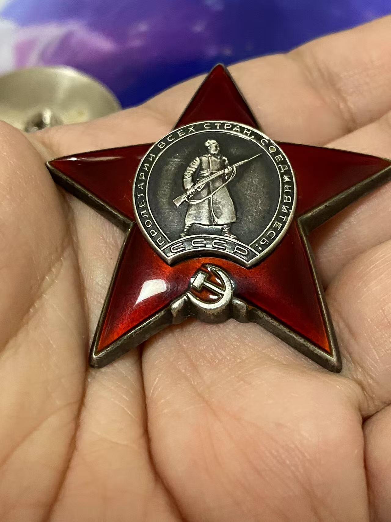 苏联勋章奖章5月8日晚上九点结束在麦稀奇 找不到的加我qq或者微信都是184277308备注苏章拍卖。最好加微信群每次都会通知还有提前可以一口价的 最近会持续拍卖一些东西。 苏联二战红星 2866014  服役获得 黑海舰队 排雷艇 指挥官 好品无磕碰 佩戴痕迹都很少见   Федорчук Владимир Степанович 他的另外几个章都有奖励卡 故事也比较有意思 喜欢的可以去看看 