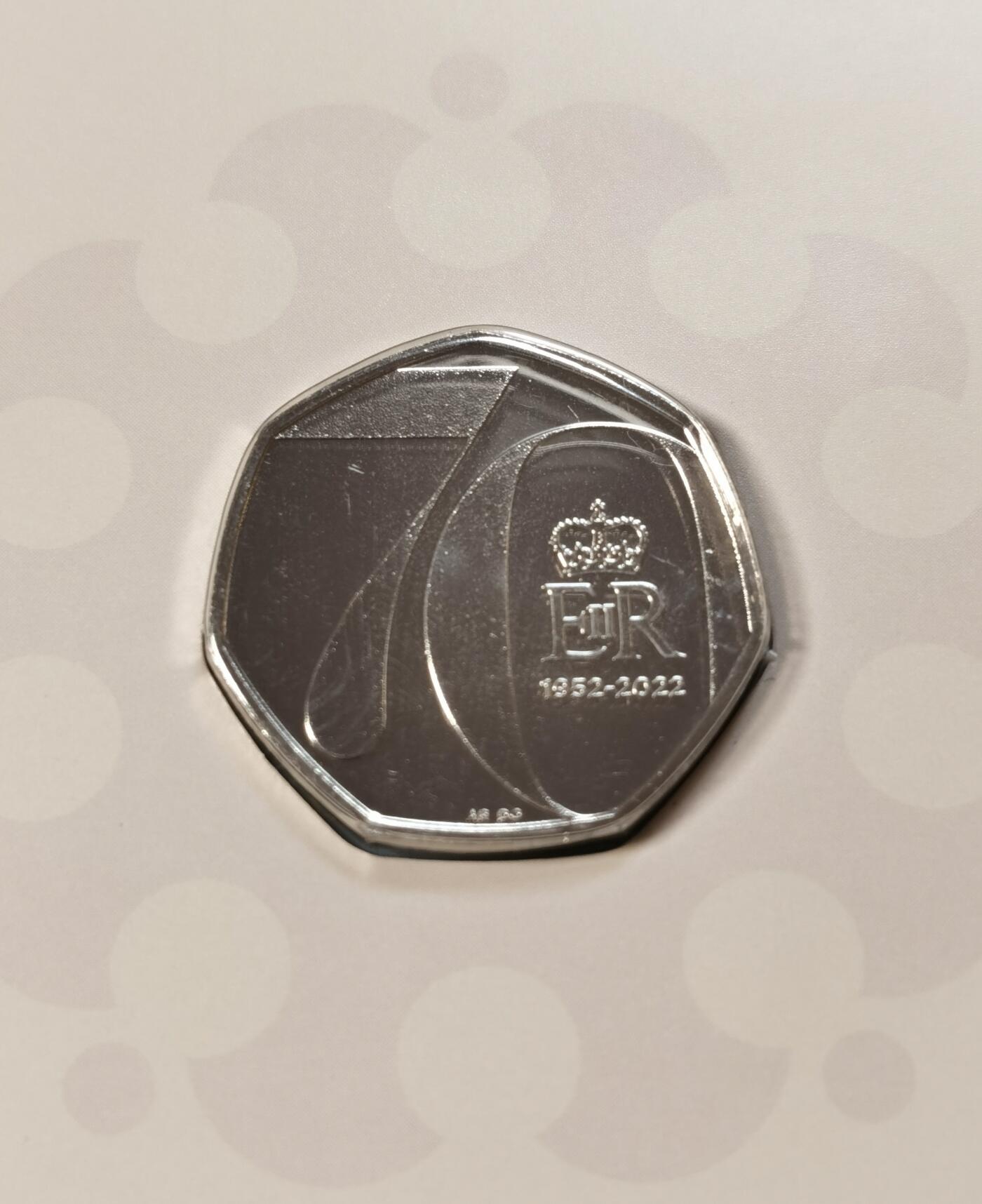  甄臻铺-世界币章拍卖（第15期）套币，现代银币专场。送拍享返佣金等优惠多多 英国2022年伊丽莎白二世登基70周年纪念50便士两套