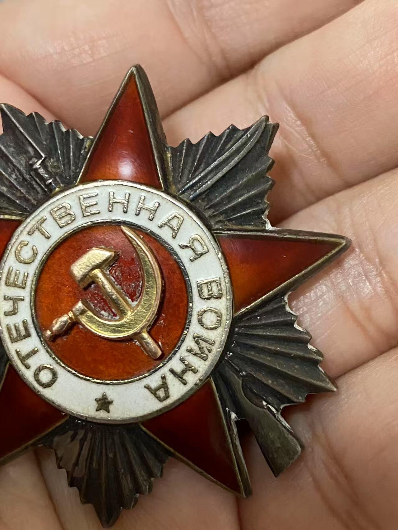 苏联勋章奖章5月8日晚上九点结束在麦稀奇 找不到的加我qq或者微信都是184277308备注苏章拍卖。最好加微信群每次都会通知还有提前可以一口价的 最近会持续拍卖一些东西。 喀秋莎火箭炮团通讯主任米哈尔斯基的Михальский Виктор Петрович 二级为国 76221 好品无磕碰 对日获得 不包括证件 45.8.12，在敌军支撑点索伦（Солунь，内蒙古兴安盟索伦镇）的战斗中，我团接到任务迅速展开并向敌军抵抗枢纽及其有生力量开火。尽管战斗条件困难，与所有的营的无线电通讯依然保持，齐射及时进行，因此敌军遭受了损失，支撑点被我军炮兵部队占领。