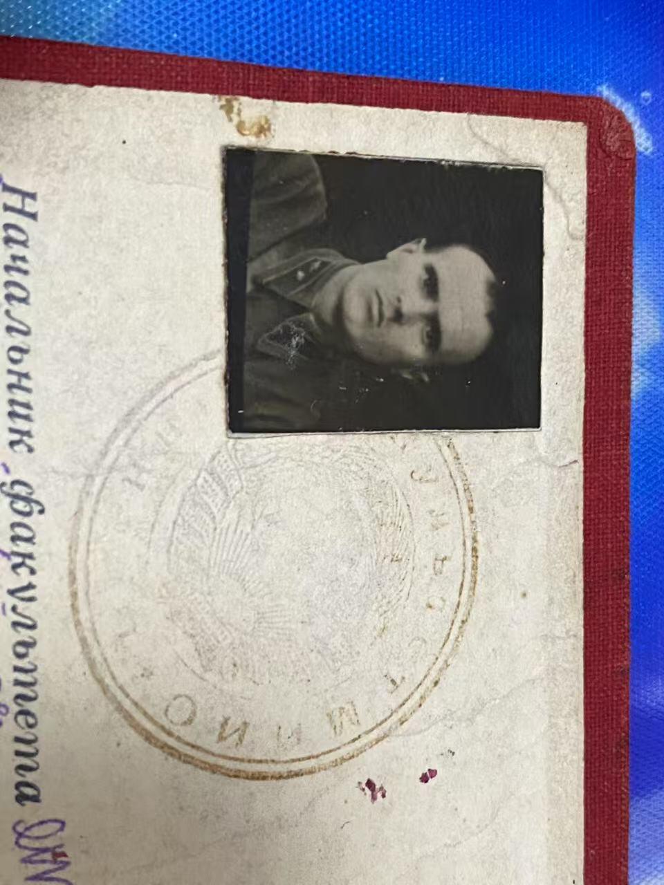 苏联勋章奖章5月8日晚上九点结束在麦稀奇 找不到的加我qq或者微信都是184277308备注苏章拍卖。最好加微信群每次都会通知还有提前可以一口价的 最近会持续拍卖一些东西。 喀秋莎火箭炮团通讯主任米哈尔斯基的带原版照片的早期证件 40-42年