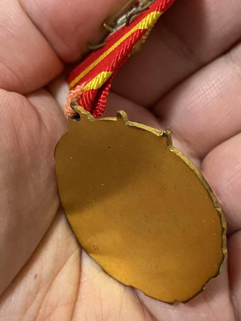 苏联勋章奖章5月8日晚上九点结束在麦稀奇 找不到的加我qq或者微信都是184277308备注苏章拍卖。最好加微信群每次都会通知还有提前可以一口价的 最近会持续拍卖一些东西。 苏联中苏友谊奖章 带双证 教员丝绸质地版证件 比较少见 奖章珐琅不错 中字旁边有点小剥皮其他很好 海军船舶工程师 Борчевский Олег Александрович 人民记忆网有资料可查 参加过对日作战 非常好的带证套章