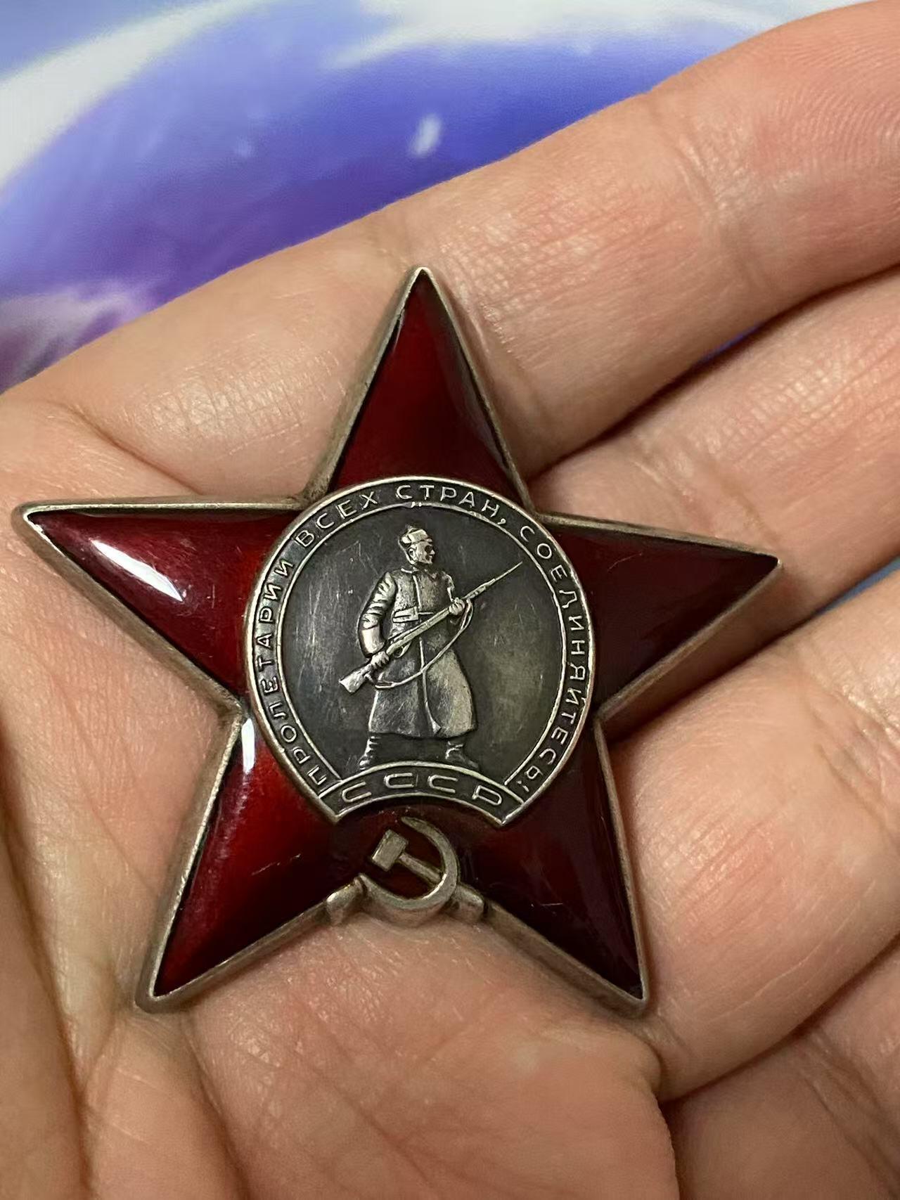 苏联勋章奖章5月8日晚上九点结束在麦稀奇 找不到的加我qq或者微信都是184277308备注苏章拍卖。最好加微信群每次都会通知还有提前可以一口价的 最近会持续拍卖一些东西。 苏联二战红星勋章 2916121 好品无磕碰 有个浅划痕 服役获得 Волохонский Петр Иванович 工程上校 