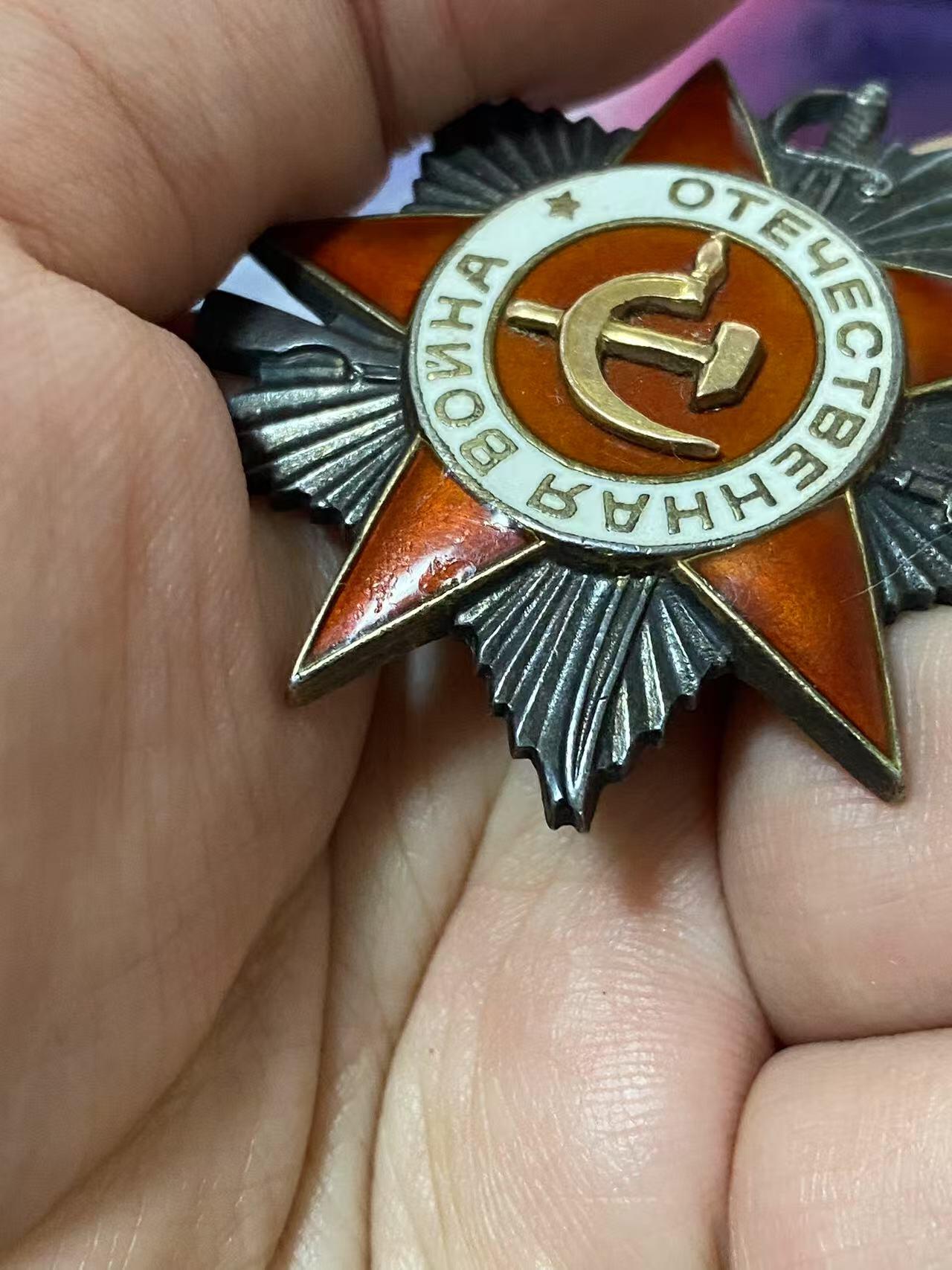 苏联勋章奖章5月8日晚上九点结束在麦稀奇 找不到的加我qq或者微信都是184277308备注苏章拍卖。最好加微信群每次都会通知还有提前可以一口价的 最近会持续拍卖一些东西。 苏联二战二级为国勋章 791703 好品 柏林市消灭2人 右下角右边缘有小剥皮 其他很好 原配党徽 Горских Иван Григорьевич 702利沃夫自行火炮团维修队钳工 他和队里的维修工们表现勇敢无畏，击退了敌军冲锋枪手的袭击，在柏林市的战斗中他本人消灭了2个。挺少见的维修人员杀敌的