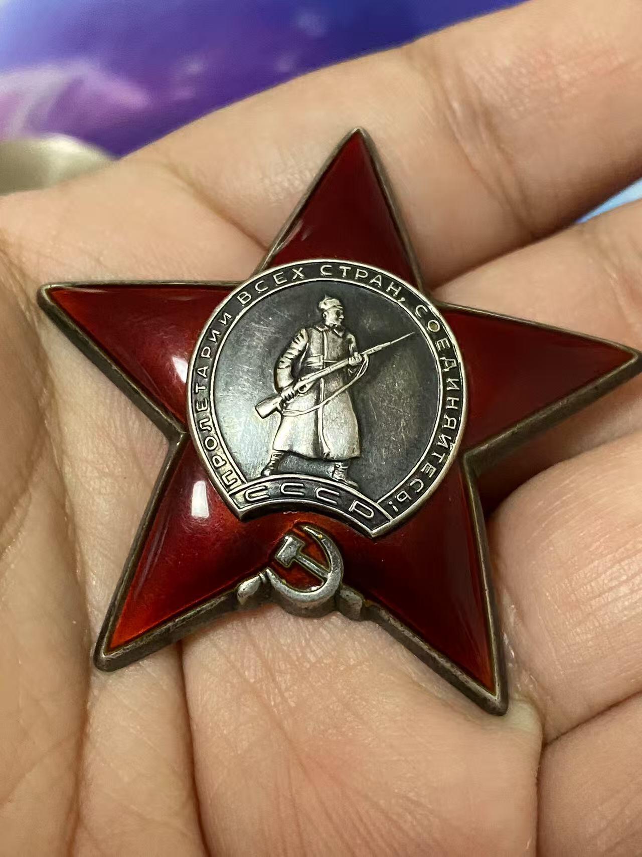 苏联勋章奖章5月8日晚上九点结束在麦稀奇 找不到的加我qq或者微信都是184277308备注苏章拍卖。最好加微信群每次都会通知还有提前可以一口价的 最近会持续拍卖一些东西。 苏联二战红星 2866014  服役获得 黑海舰队 排雷艇 指挥官 好品无磕碰 佩戴痕迹都很少见   Федорчук Владимир Степанович 他的另外几个章都有奖励卡 故事也比较有意思 喜欢的可以去看看 