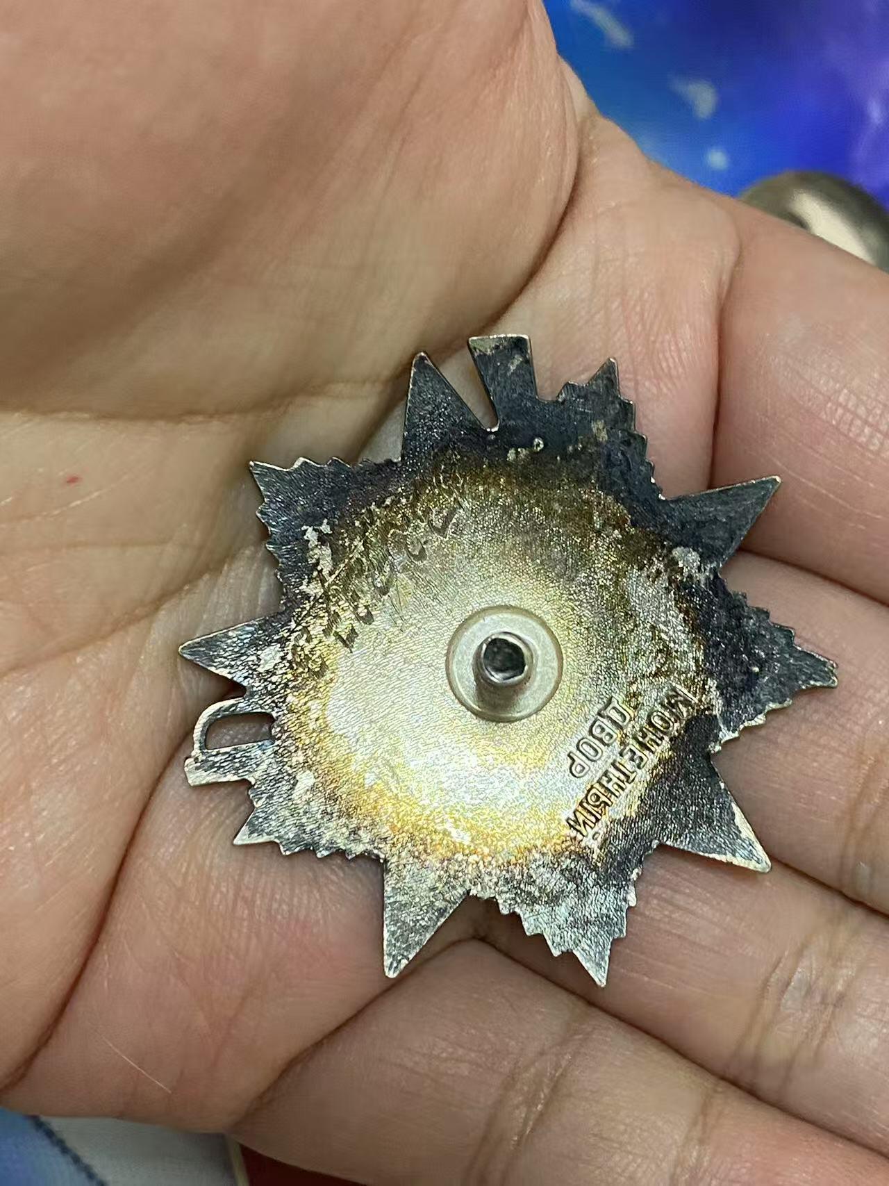 苏联勋章奖章5月8日晚上九点结束在麦稀奇 找不到的加我qq或者微信都是184277308备注苏章拍卖。最好加微信群每次都会通知还有提前可以一口价的 最近会持续拍卖一些东西。 苏联勋章套章 海军基地军医 Волокитин Михаил Александрович 少校 85版二级为国 5329373 好品带证件 