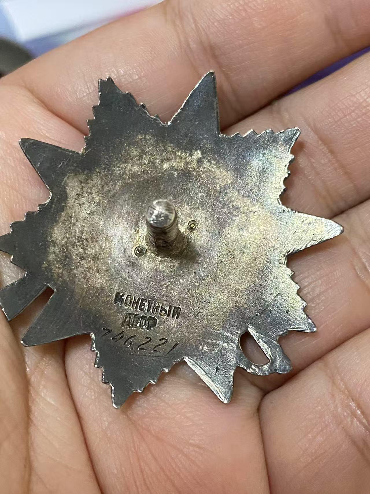 苏联勋章奖章5月8日晚上九点结束在麦稀奇 找不到的加我qq或者微信都是184277308备注苏章拍卖。最好加微信群每次都会通知还有提前可以一口价的 最近会持续拍卖一些东西。 喀秋莎火箭炮团通讯主任米哈尔斯基的Михальский Виктор Петрович 二级为国 76221 好品无磕碰 对日获得 不包括证件 45.8.12，在敌军支撑点索伦（Солунь，内蒙古兴安盟索伦镇）的战斗中，我团接到任务迅速展开并向敌军抵抗枢纽及其有生力量开火。尽管战斗条件困难，与所有的营的无线电通讯依然保持，齐射及时进行，因此敌军遭受了损失，支撑点被我军炮兵部队占领。