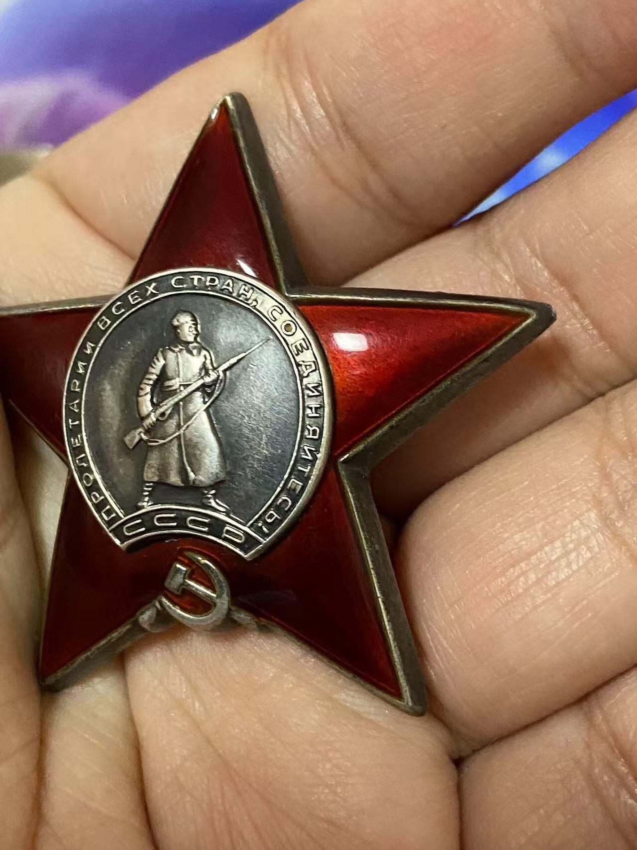 苏联勋章奖章5月8日晚上九点结束在麦稀奇 找不到的加我qq或者微信都是184277308备注苏章拍卖。最好加微信群每次都会通知还有提前可以一口价的 最近会持续拍卖一些东西。 苏联二战红星 2866014  服役获得 黑海舰队 排雷艇 指挥官 好品无磕碰 佩戴痕迹都很少见   Федорчук Владимир Степанович 他的另外几个章都有奖励卡 故事也比较有意思 喜欢的可以去看看 