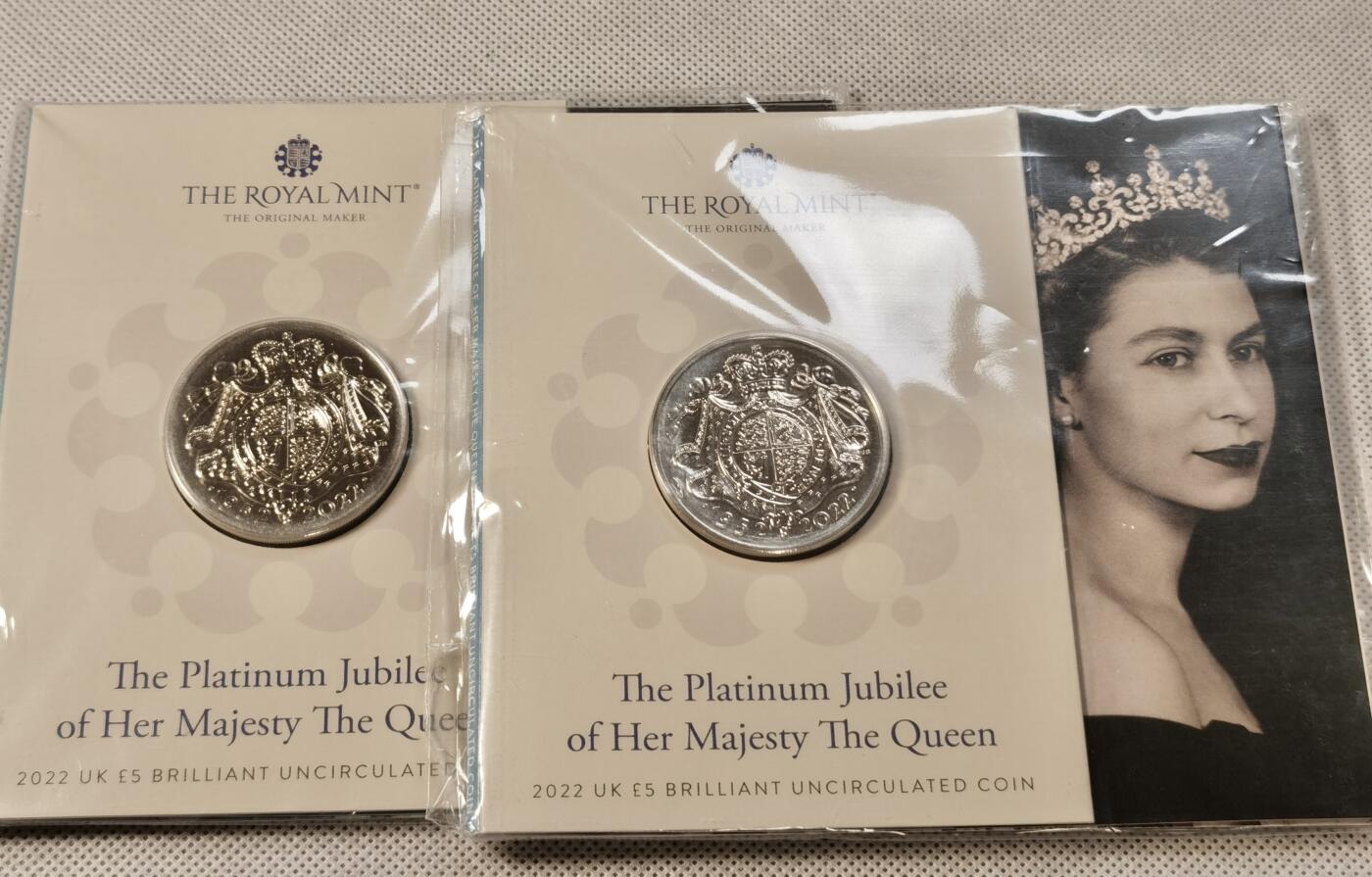  甄臻铺-世界币章拍卖（第15期）套币，现代银币专场。送拍享返佣金等优惠多多 英国伊丽莎白二世女王登基70周年5镑纪念币两套