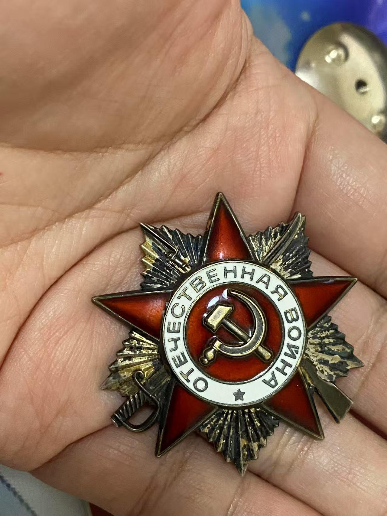 苏联勋章奖章5月8日晚上九点结束在麦稀奇 找不到的加我qq或者微信都是184277308备注苏章拍卖。最好加微信群每次都会通知还有提前可以一口价的 最近会持续拍卖一些东西。 苏联勋章套章 海军基地军医 Волокитин Михаил Александрович 少校 85版二级为国 5329373 好品带证件 