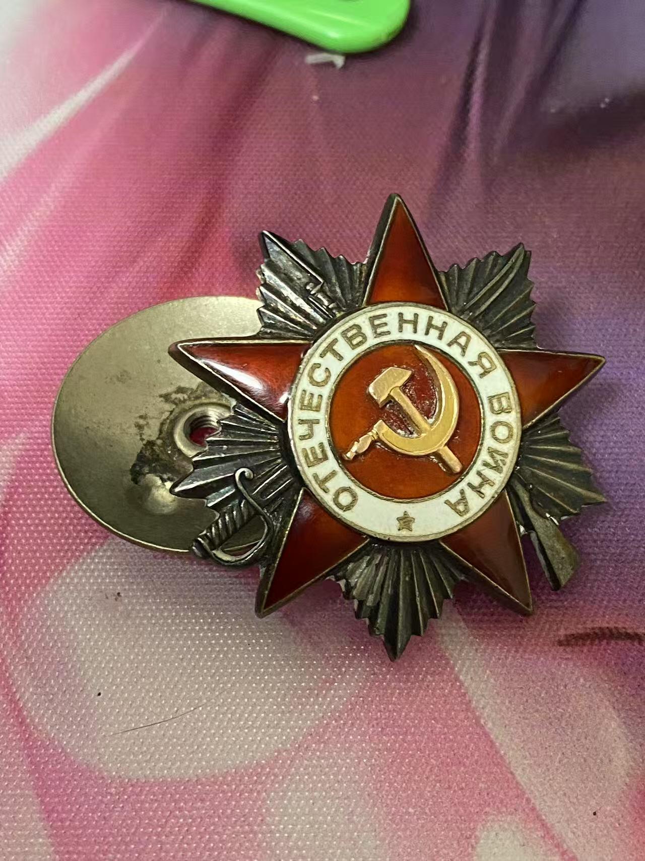 苏联勋章奖章5月8日晚上九点结束在麦稀奇 找不到的加我qq或者微信都是184277308备注苏章拍卖。最好加微信群每次都会通知还有提前可以一口价的 最近会持续拍卖一些东西。 喀秋莎火箭炮团通讯主任米哈尔斯基的Михальский Виктор Петрович 二级为国 76221 好品无磕碰 对日获得 不包括证件 45.8.12，在敌军支撑点索伦（Солунь，内蒙古兴安盟索伦镇）的战斗中，我团接到任务迅速展开并向敌军抵抗枢纽及其有生力量开火。尽管战斗条件困难，与所有的营的无线电通讯依然保持，齐射及时进行，因此敌军遭受了损失，支撑点被我军炮兵部队占领。