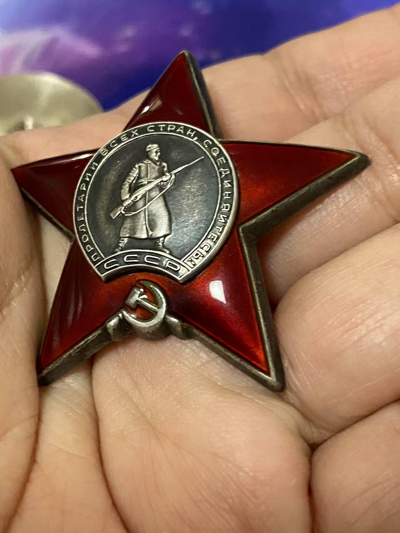 苏联勋章奖章5月8日晚上九点结束在麦稀奇 找不到的加我qq或者微信都是184277308备注苏章拍卖。最好加微信群每次都会通知还有提前可以一口价的 最近会持续拍卖一些东西。 苏联二战红星 2866014  服役获得 黑海舰队 排雷艇 指挥官 好品无磕碰 佩戴痕迹都很少见   Федорчук Владимир Степанович 他的另外几个章都有奖励卡 故事也比较有意思 喜欢的可以去看看 