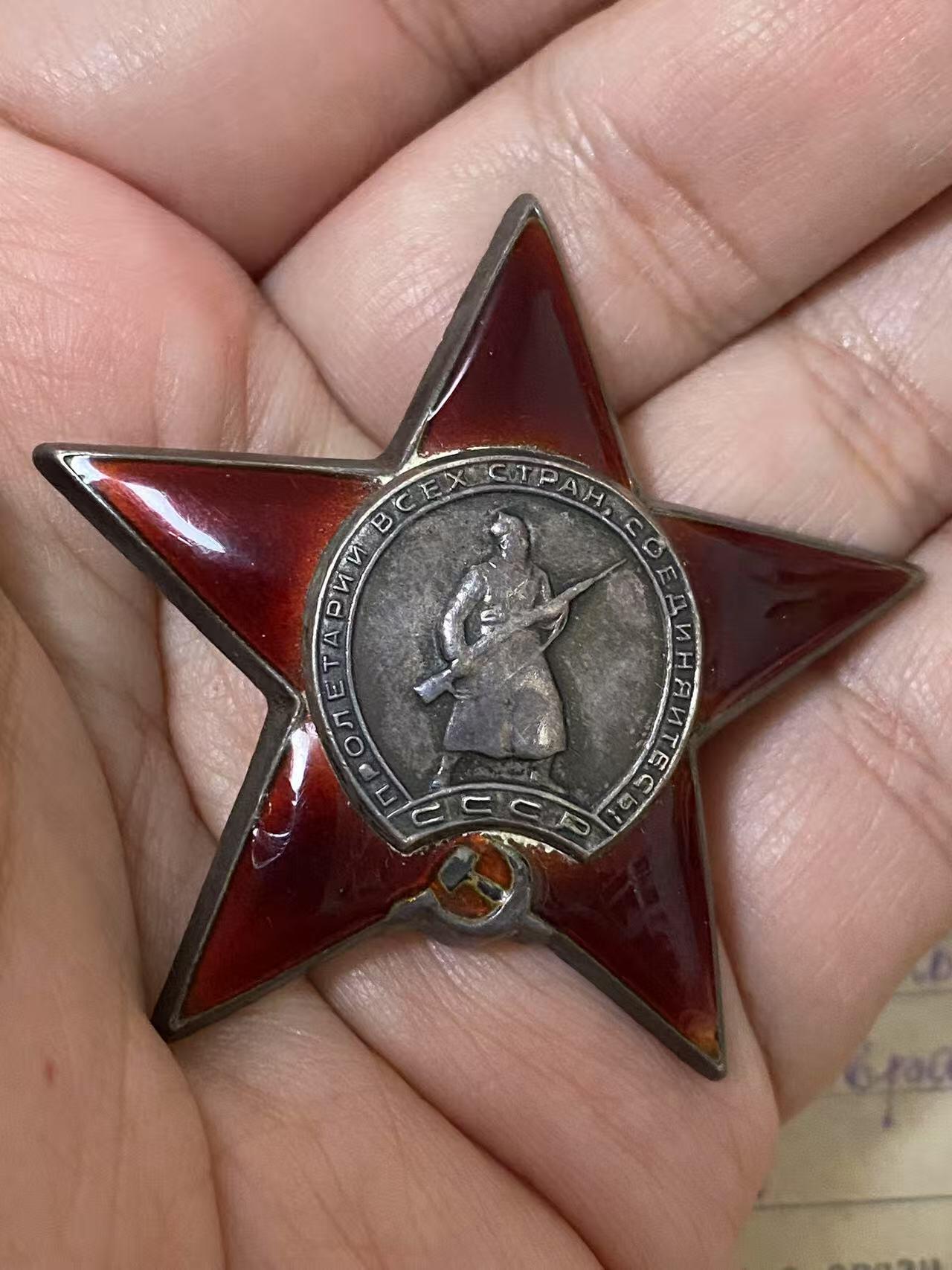 苏联勋章奖章5月8日晚上九点结束在麦稀奇 找不到的加我qq或者微信都是184277308备注苏章拍卖。最好加微信群每次都会通知还有提前可以一口价的 最近会持续拍卖一些东西。 喀秋莎火箭炮团通讯主任米哈尔斯基的红星1187941 两处脱皮 背面杆子掉了找不到了。44年保障通讯和及时瞄准获得。不包括证件。