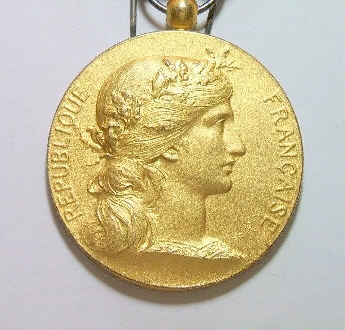 【银】法国1900年前后 女神头像高浮雕精制镀金大银章 带绶带原盒 42MM 42克