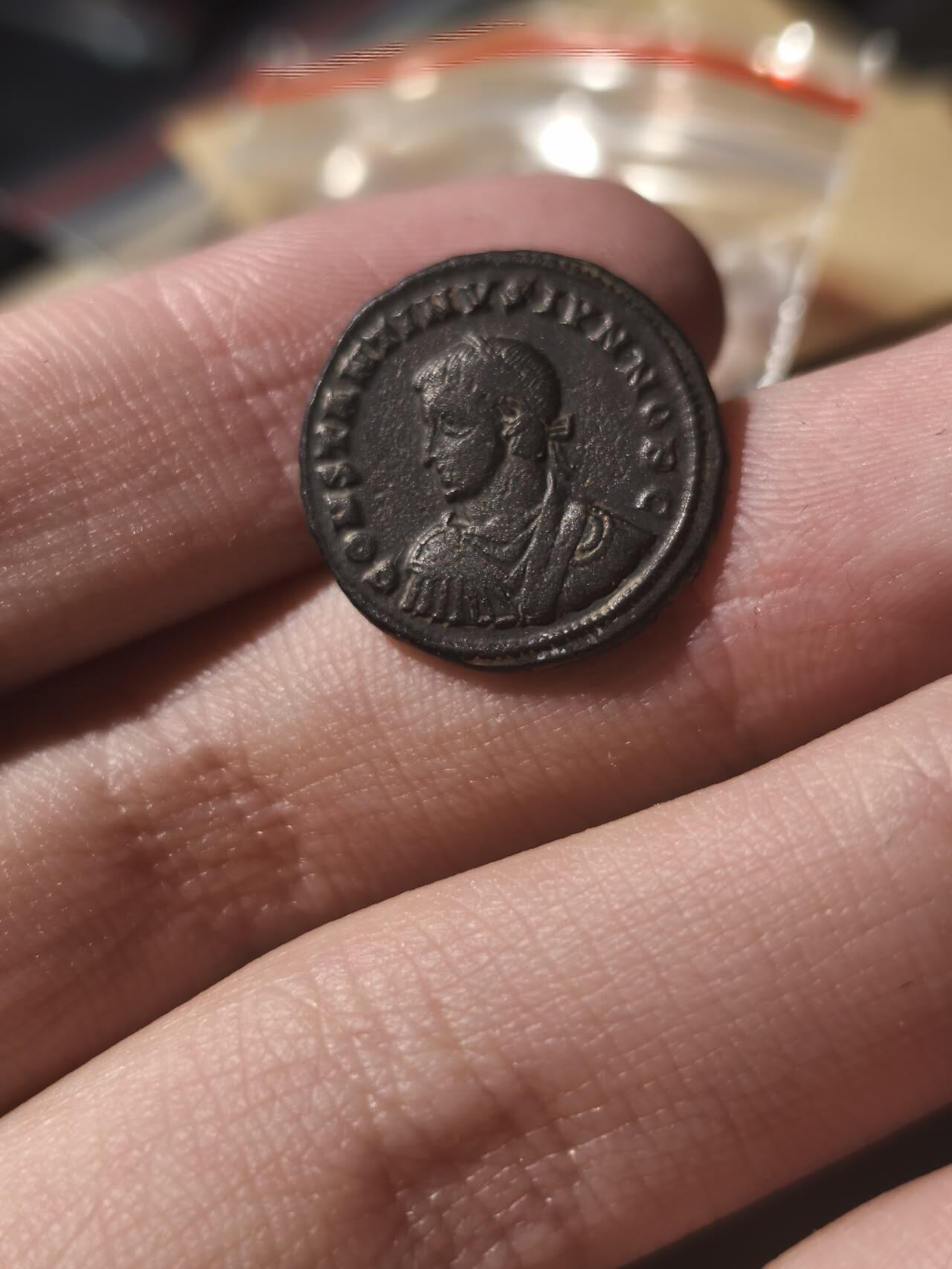 星盘世界钱币《穿越千年时光来到你的藏匣 》--5.9全球珍币拍卖夜 君士坦丁二世营地星光铜币，黑包浆好品相