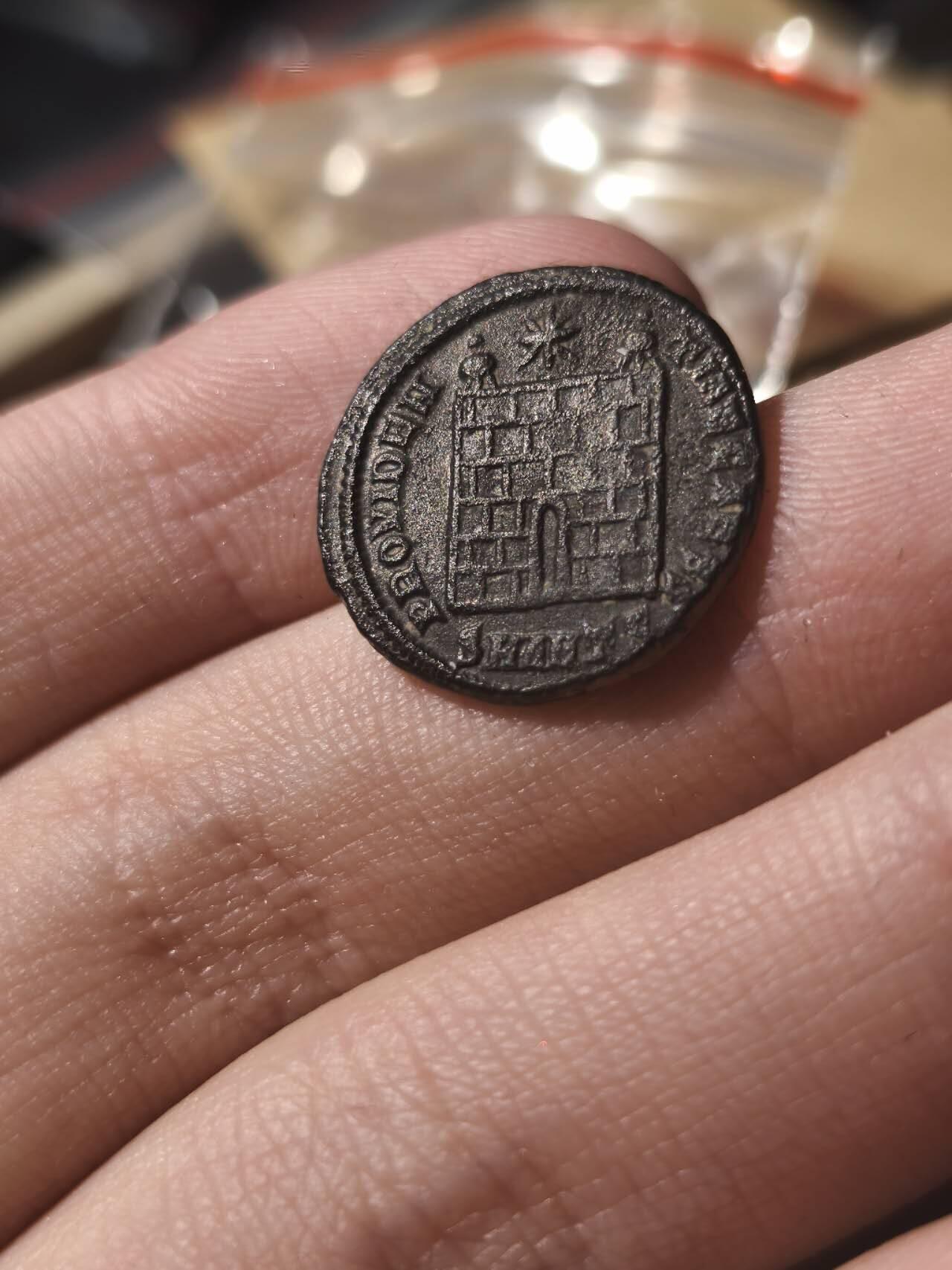 星盘世界钱币《穿越千年时光来到你的藏匣 》--5.9全球珍币拍卖夜 君士坦丁二世营地星光铜币，黑包浆好品相